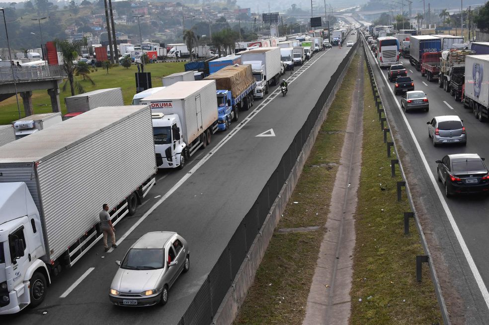 Los camioneros que paralizan a Brasil
