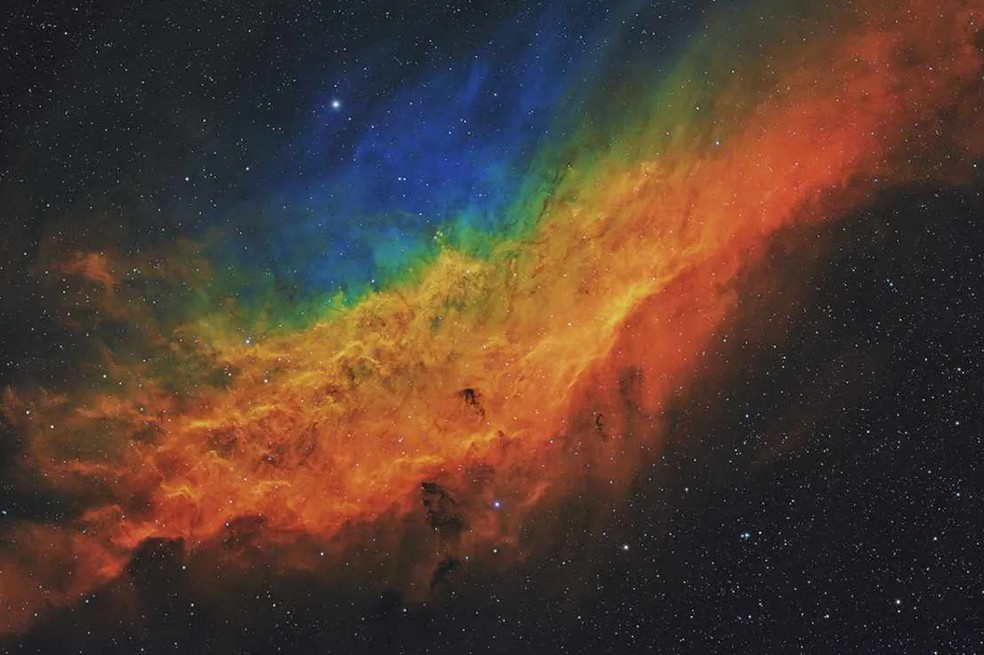 Terry Hancock ganó en la categoría nebulosas con una hermosa imagen del arco iris, que muestra la Nebulosa de California, también conocida como NGC 1499.