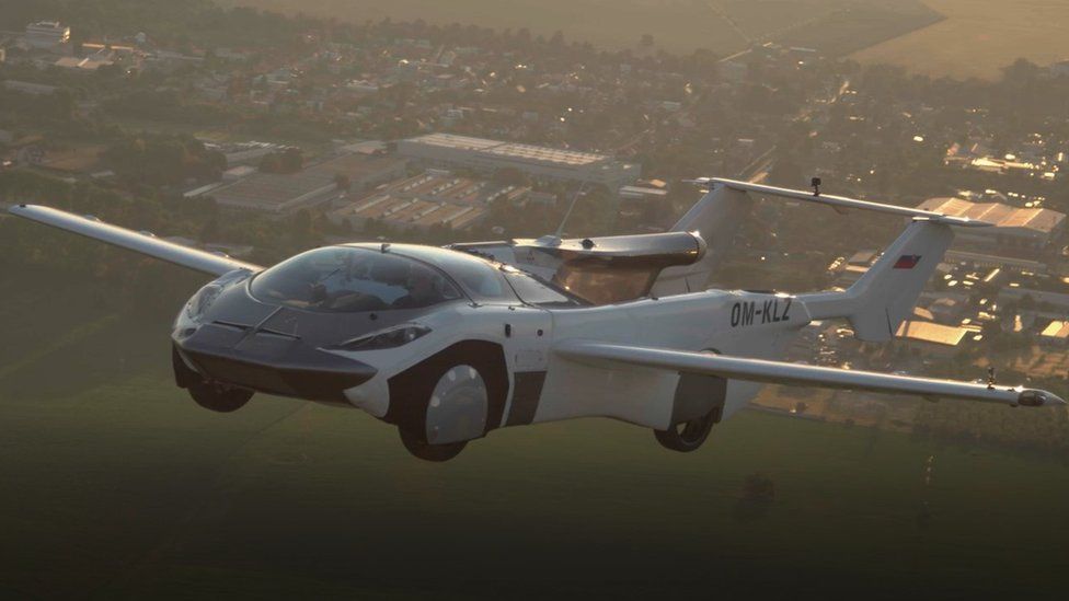 El carro volador es una realidad: estuvo en el aire 35 minutos en Eslovaquia