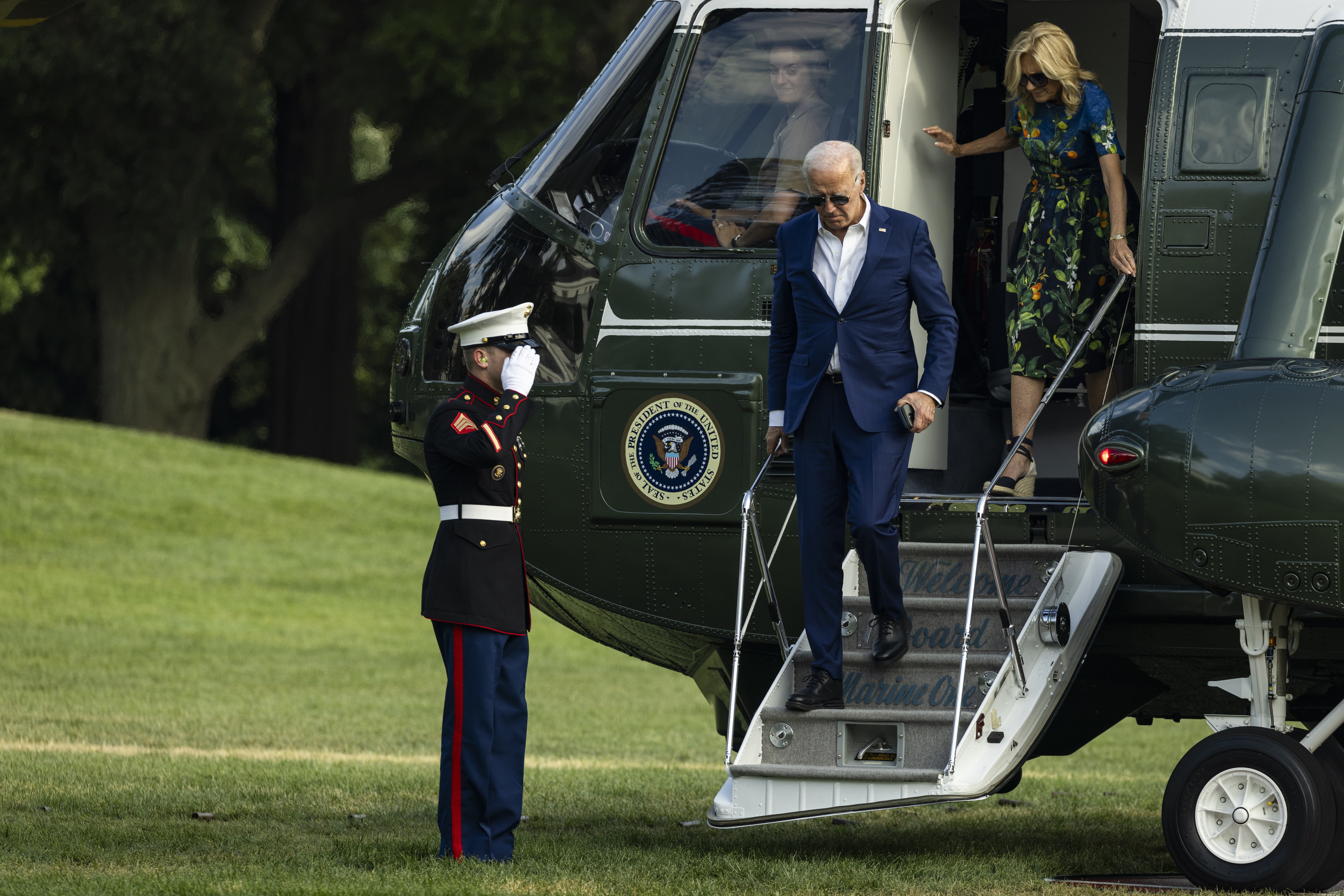 Washington (United States), 07/07/2024.- US President Joe Biden and First Lady Jill Biden step out of Marine One on the South Lawn of the White House in Washington, DC, USA, 07 July 2024. President Biden and First Lady Jill Biden returned to the White House after campaign events in Philadelphia and Harrisburg, Pennsylvania. (Filadelfia) EFE/EPA/SAMUEL CORUM / POOL