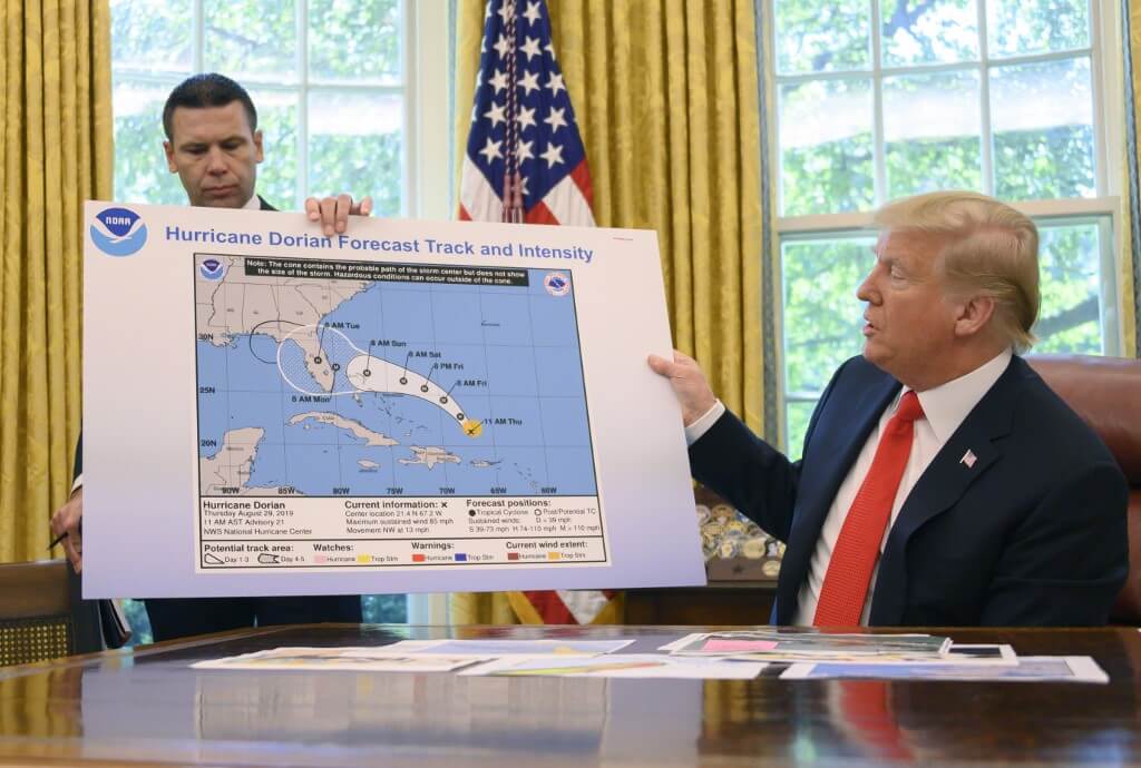 Donald Trump, presidente de Estados Unidos, presente un mapa de la trayectoria de Dorian el 4 de septiembre de 2019. / AFP