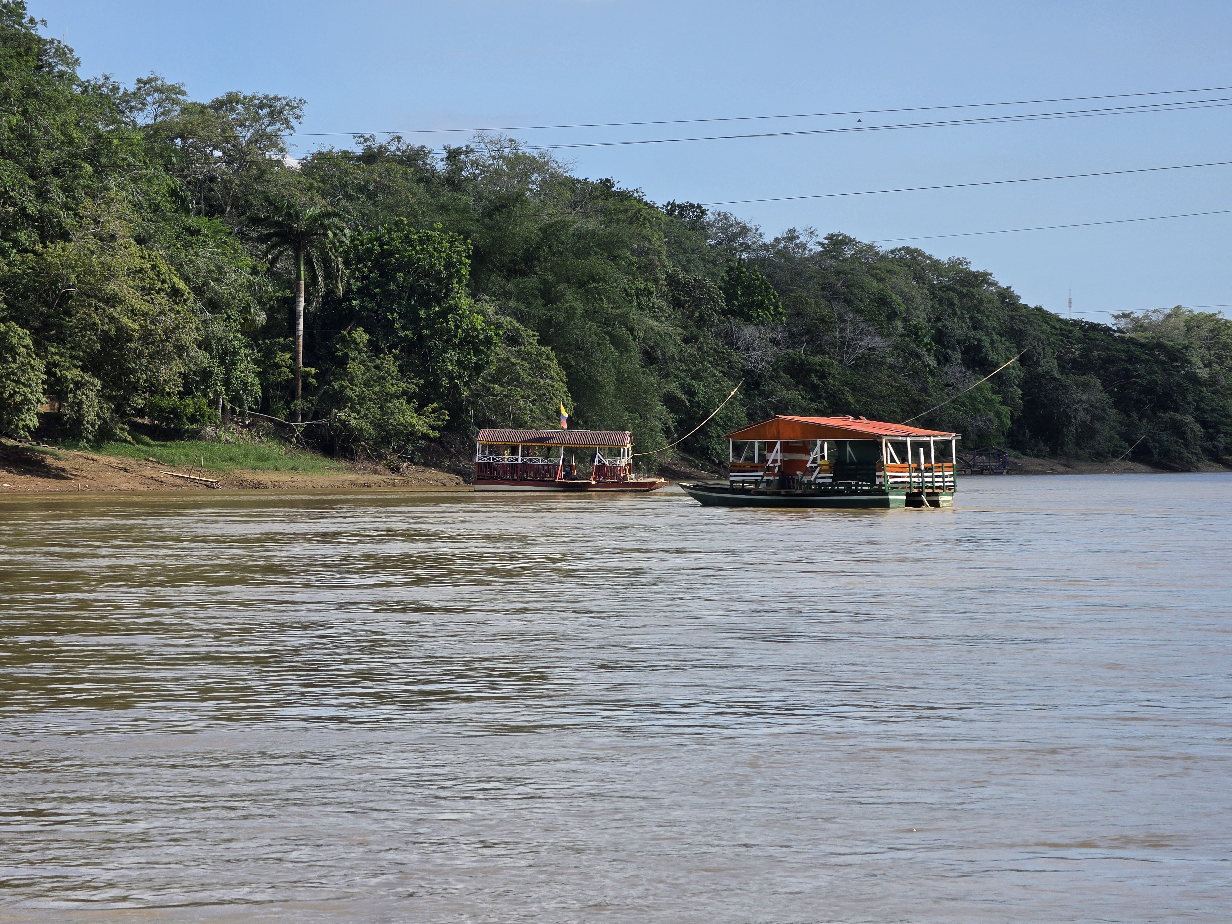 La experiencia puede completarse cruzando el río Sinú en los tradicionales planchones, una de las imágenes más representativas de Montería. Estas embarcaciones artesanales surgieron como una solución para transportar personas, mercancías y ganado entre ambas orillas del río y, con el paso de los años, se convirtieron en un símbolo de la ciudad. Movidos por la corriente y guiados por una guaya, los planchones siguen funcionando hoy como un medio de transporte único.
