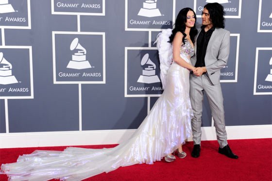 Katy Perry felicita a Russell Brand por sus 10 años lejos de las drogas