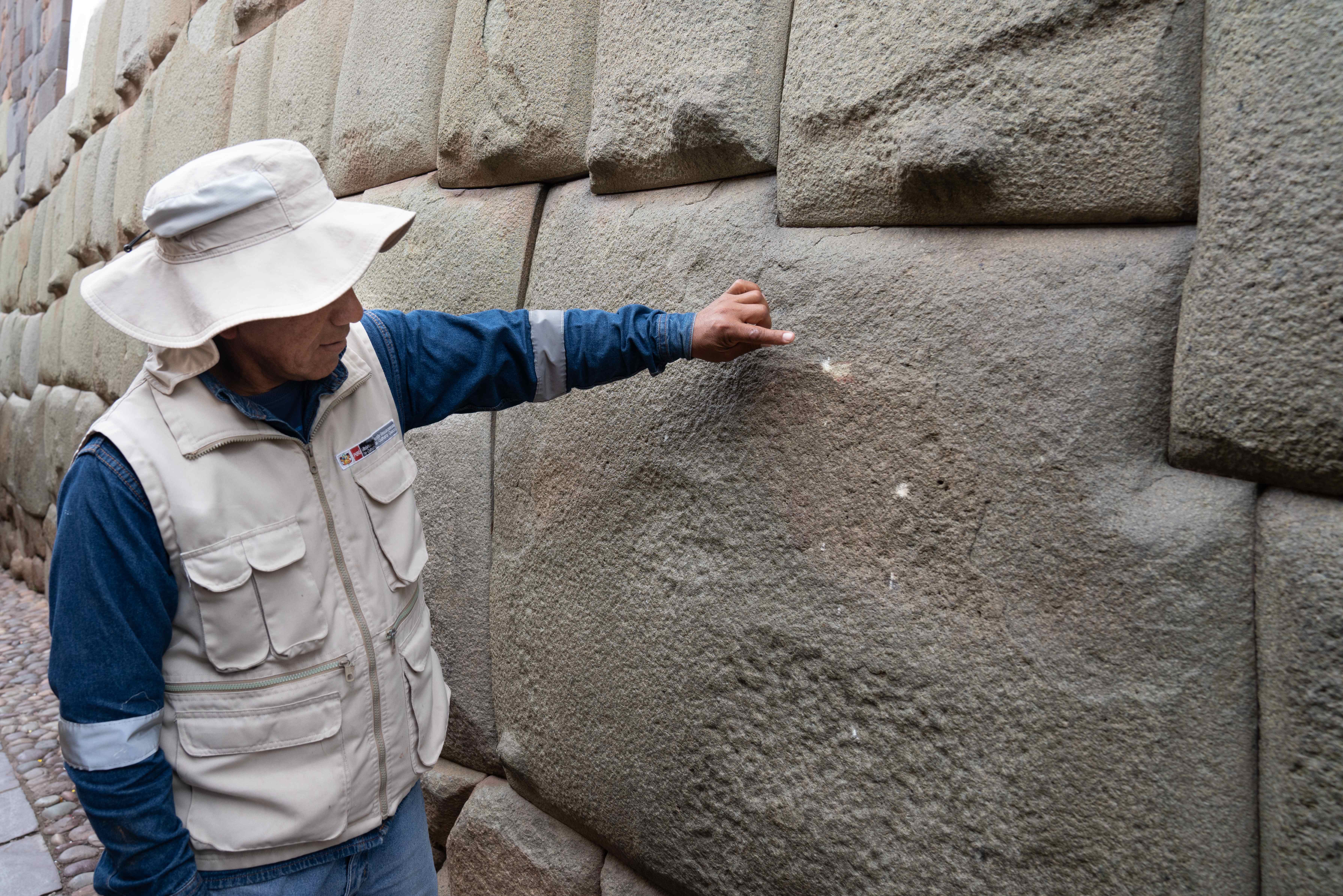 Condenan a 6 meses de prisión al responsable de dañar famosa piedra inca en Perú