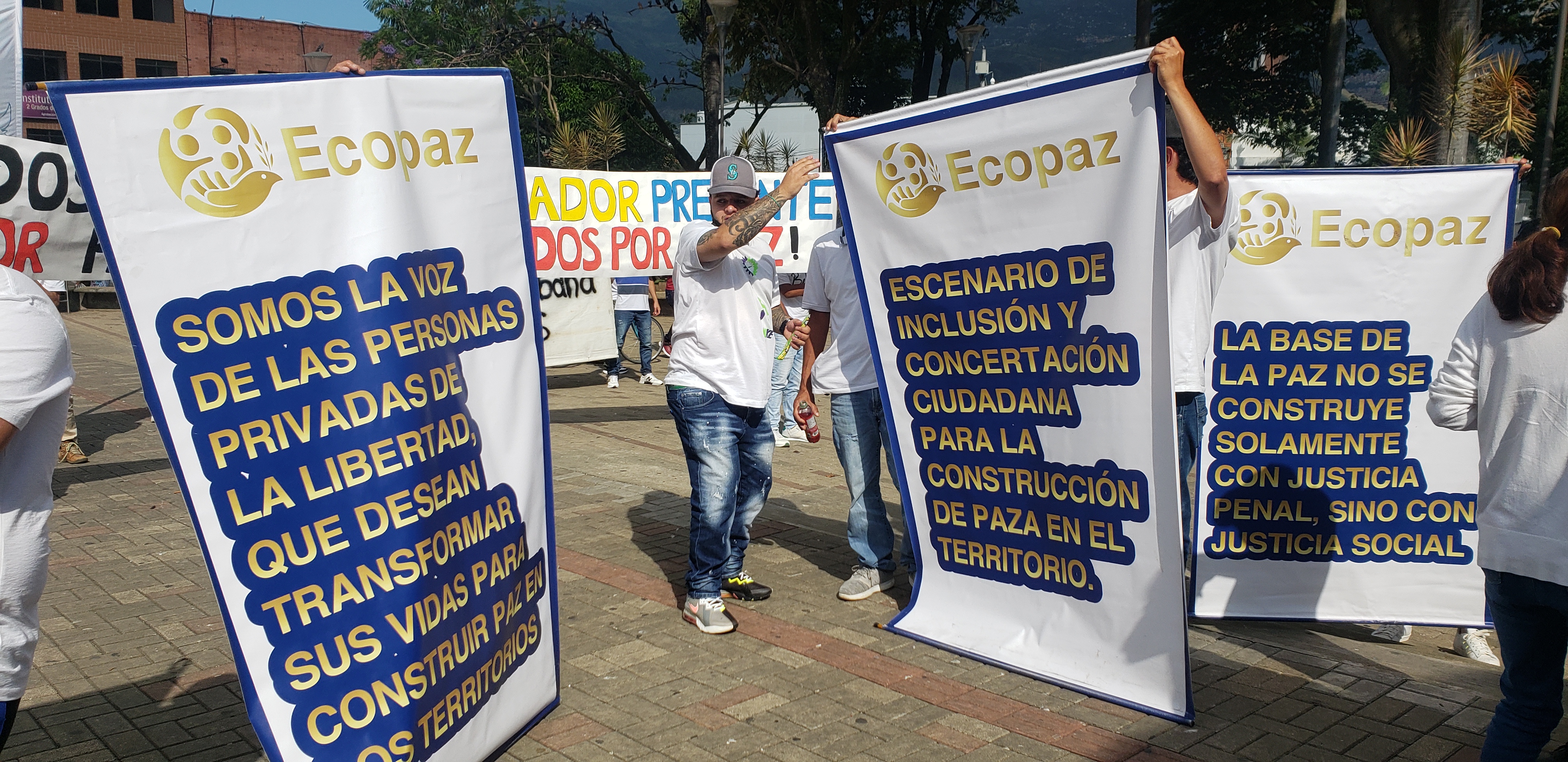 Miembros de las estructuras armadas del Valle de Aburrá asistieron a la plaza de Bello el 2 de junio para respaldar el proceso de paz.