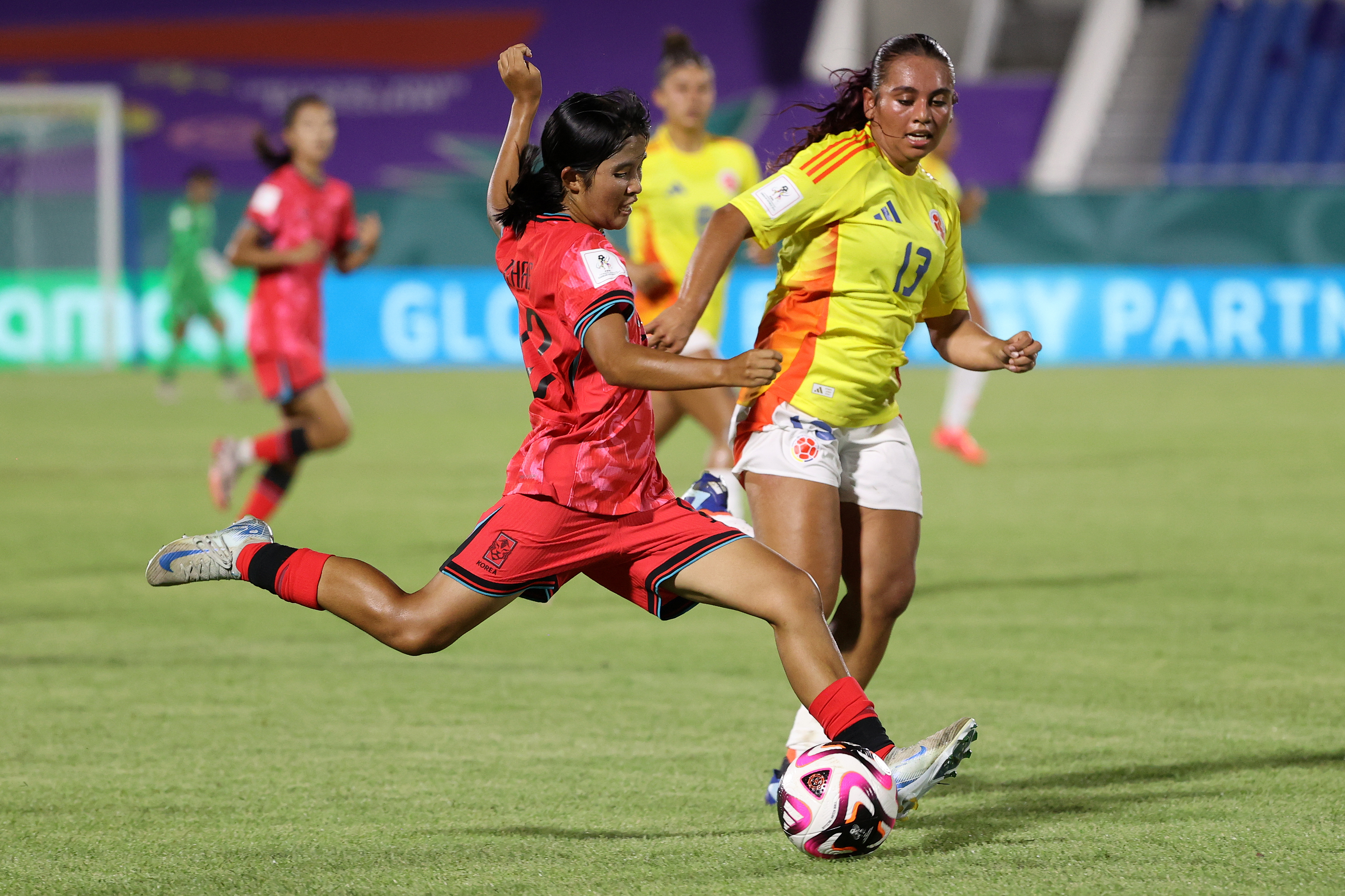 AME7997. SANTO DOMINGO (REPÚBLICA DOMINICANA), 16/10/2024.- Han Gukhee (i) de Corea del Sur disputa el balón con Nicoll Cardenas de Colombia este miércoles, en un partido del Mundial femenino sub-17 en el estadio Olímpico Félix Sánchez de Santo Domingo (República Dominicana). EFE/Orlando Barría