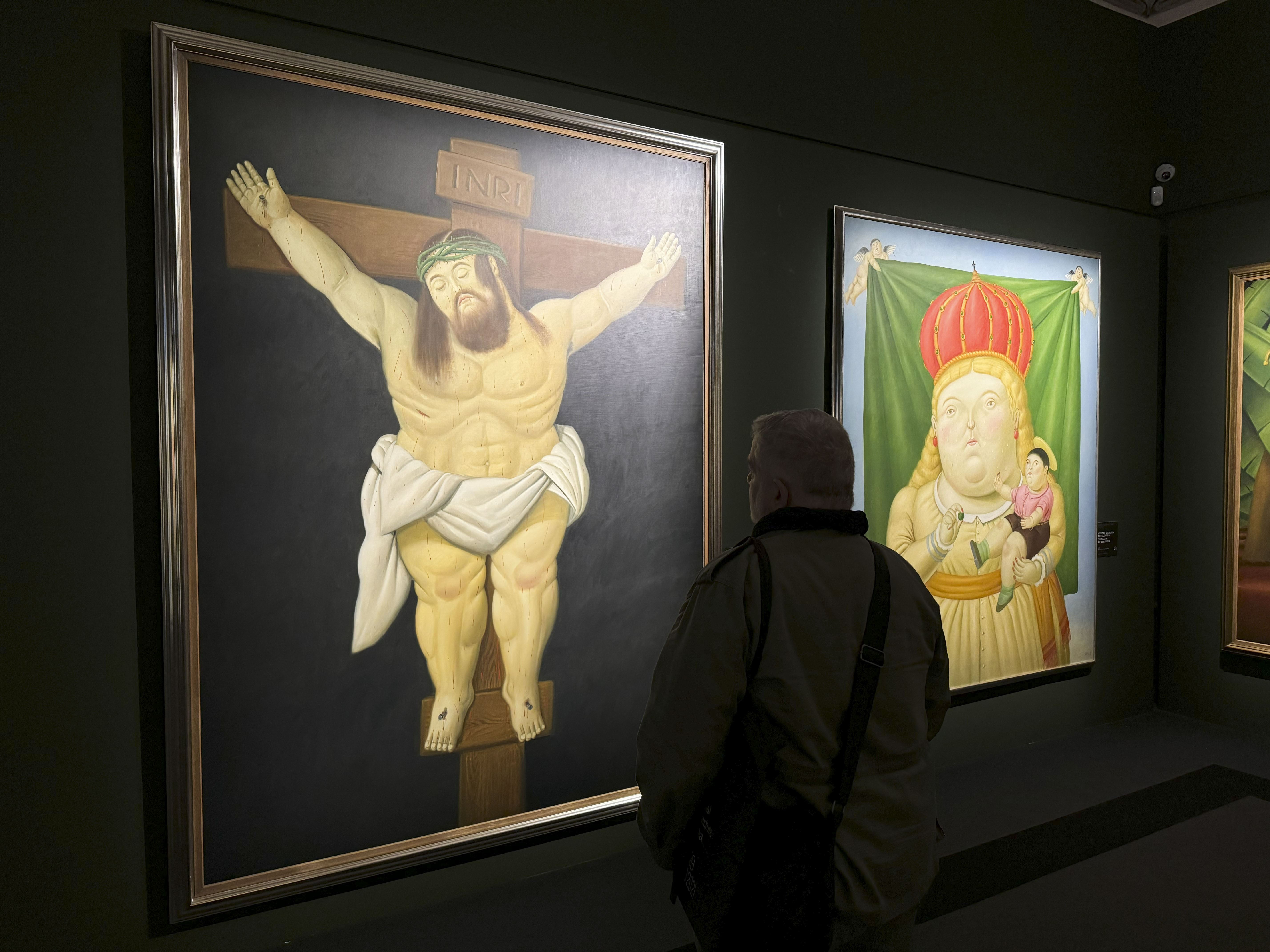 ROMA, 16/09/2024.- El universo único del artista colombiano Fernando Botero ha llegado al centro de Roma con la mayor exposición sobre su obra organizada en Italia, su segunda patria, todo un homenaje a un año de su muerte con lienzos famosos, también inéditos y otros que entrañan en su pintura historias personales del maestro.EFE/ Gonzalo Sánchez