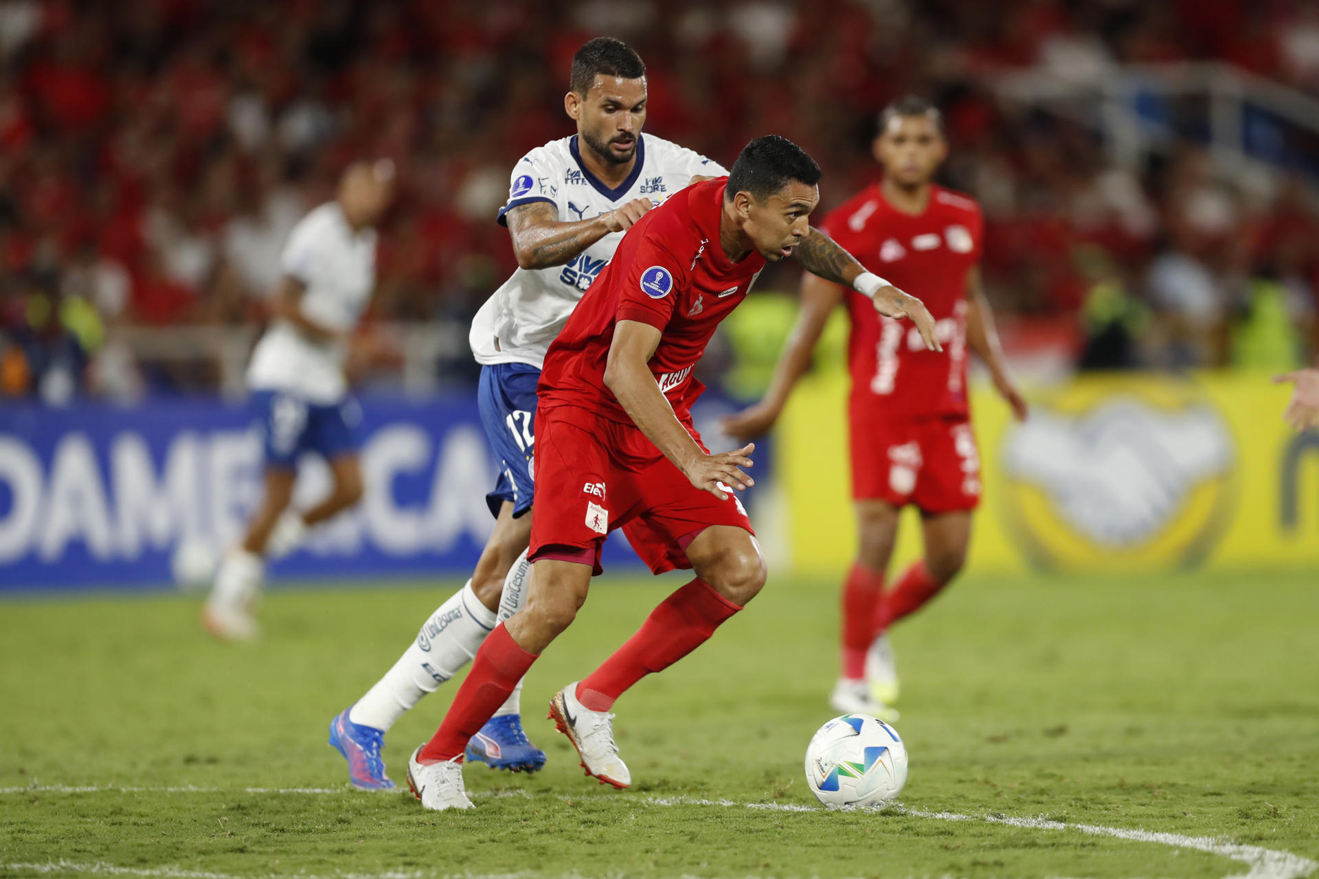AMDEP8946. CALI (COLOMBIA), 22/07/2025.- Daniel Bocanegra (d) de América disputa un balón con Willian José de Bahía este martes, durante un partido de la eliminatoria para octavos de final de la Copa Sudamericana entre América de Cali y Bahía en el estadio Pascual Guerrero en Cali (Colombia). EFE/ Ernesto Guzman Jr