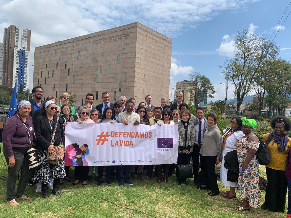 Líderes sociales con los embajadores durante la jornada de siembra de árboles en el Centro de Memoria, Paz y Reconciliación, en marzo pasado. / Fotos: archivo particular