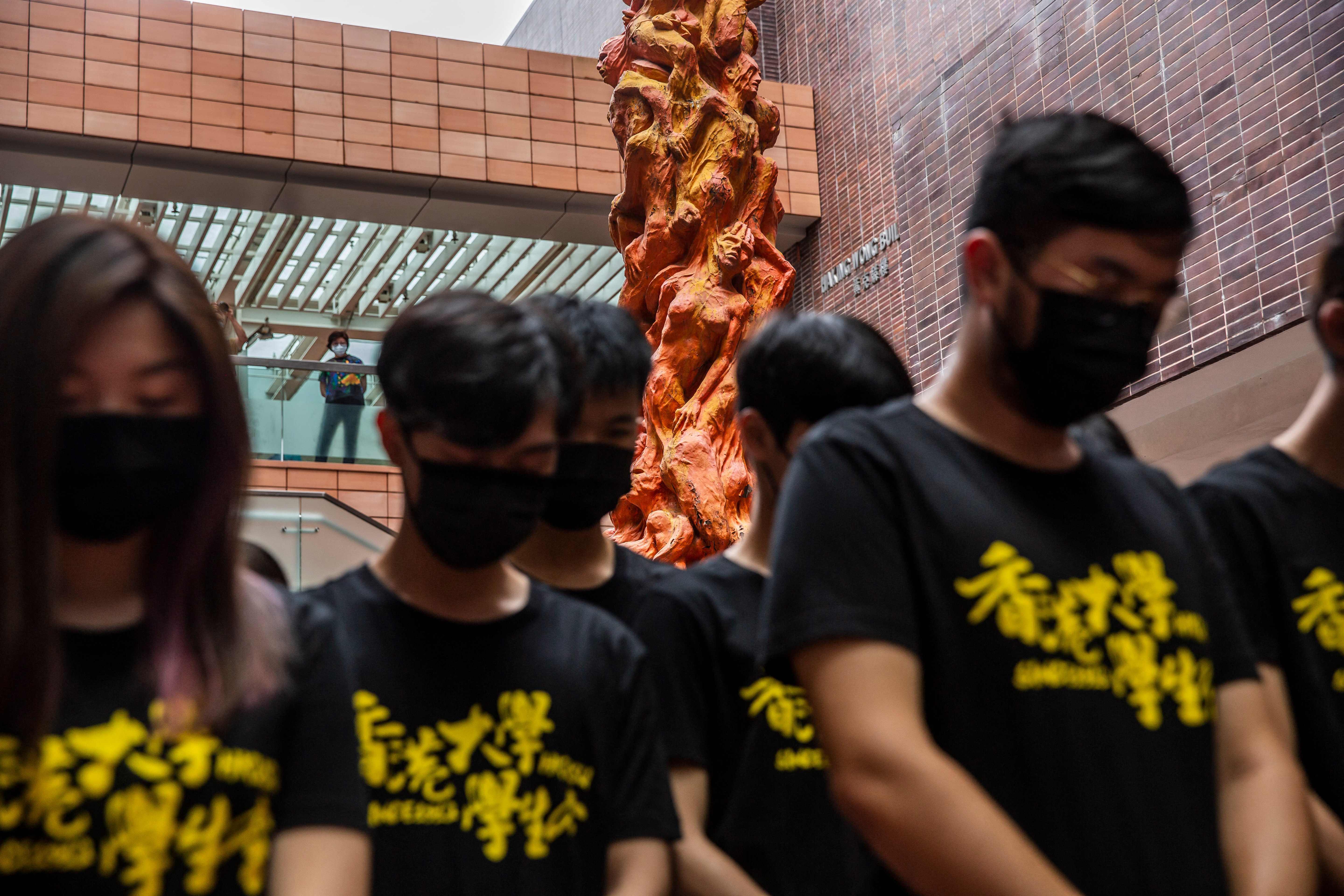 Una opositora es detenida en Hong Kong durante el aniversario de Tiananmen
