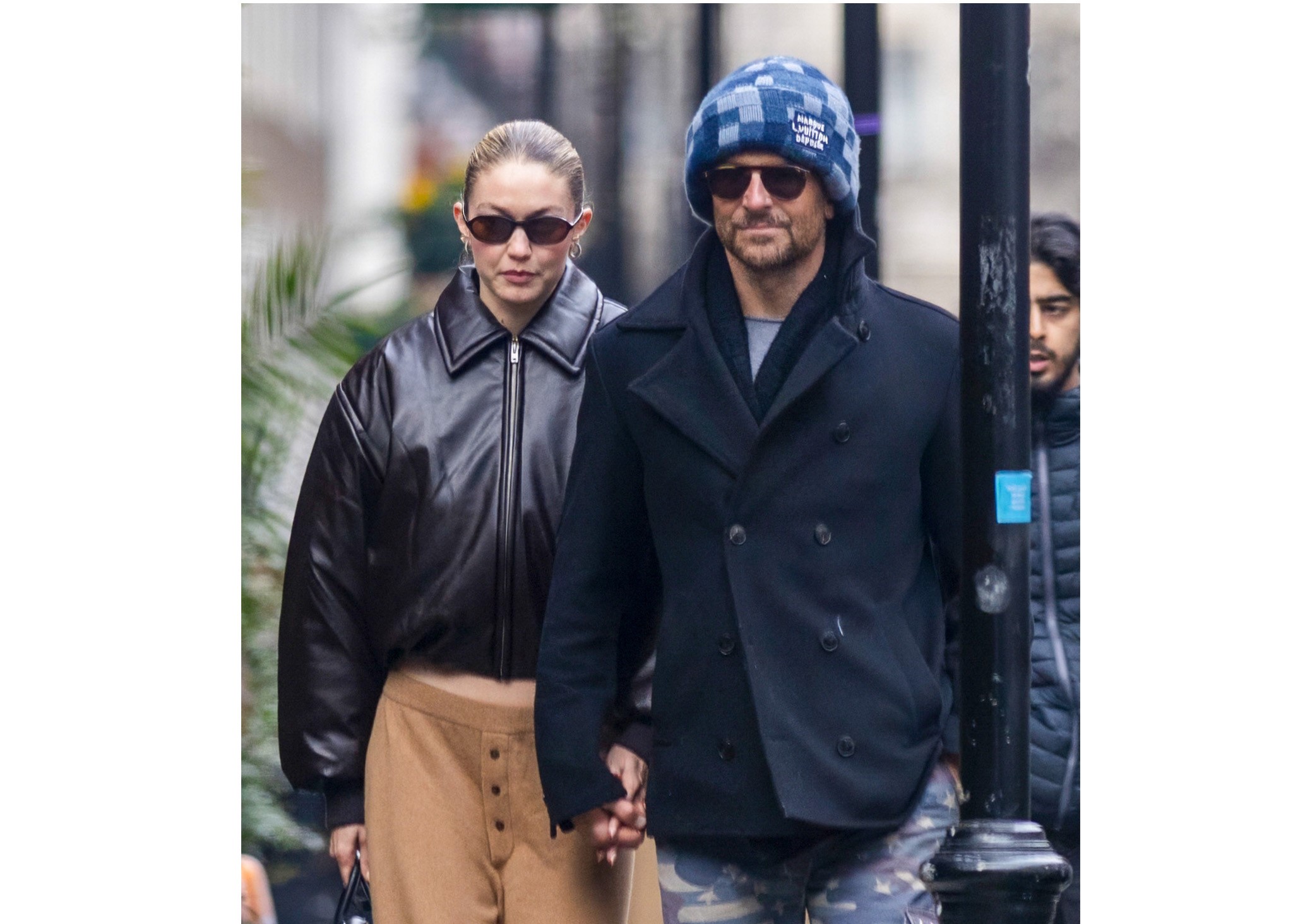 Con 'paparazzi' incluido, así fue el romántico paseo de Bradley Cooper y Gigi Hadid. El actor llevaba las zapatillas que le regaló la modelo, cuyo valor oscile entre los mil y dos mil euros.