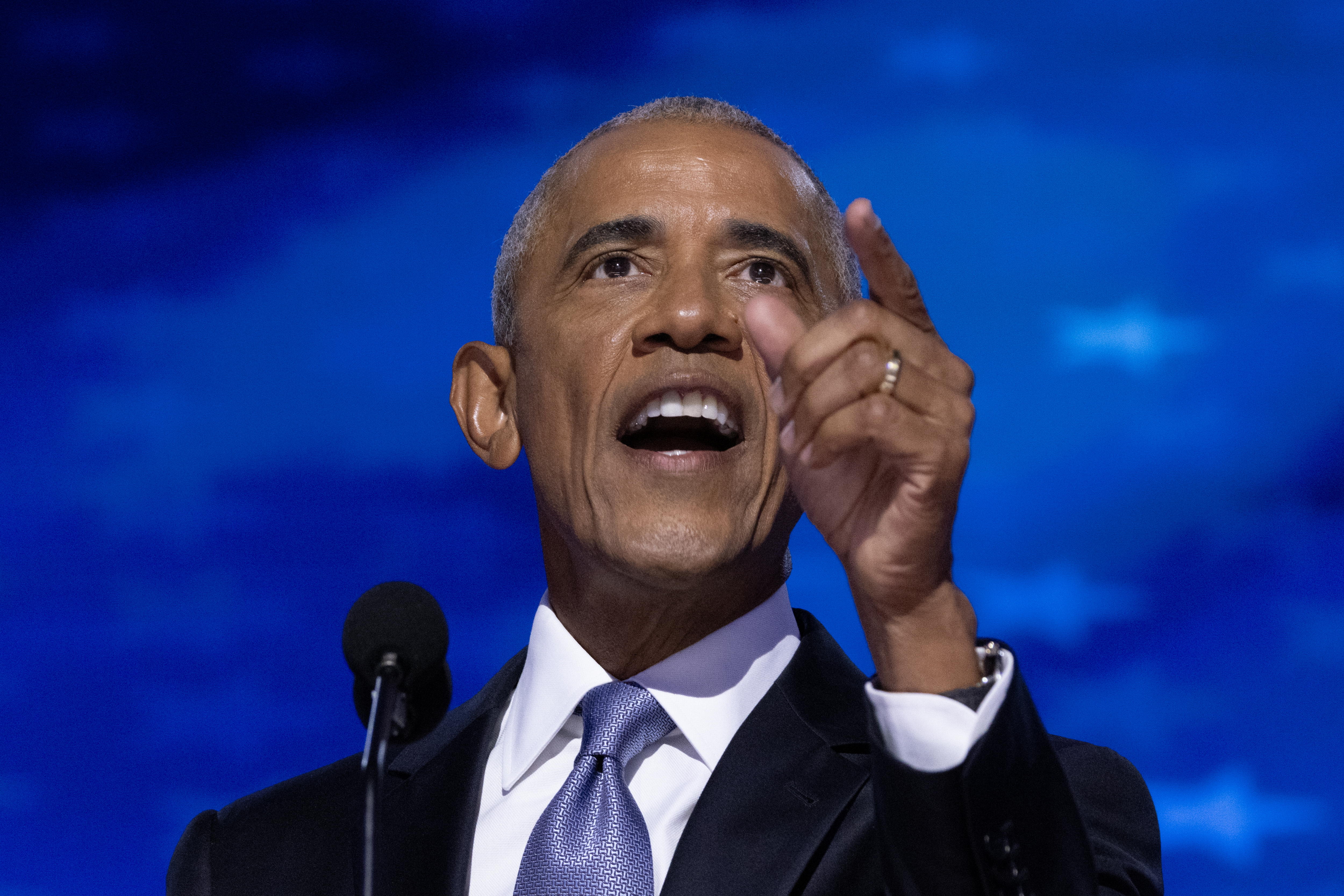 Obama entra en escena en un mitin de campaña y Kamala Harris suma apoyo
