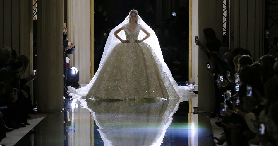 Zuhair Murad deslumbra con sus novias vanguardistas