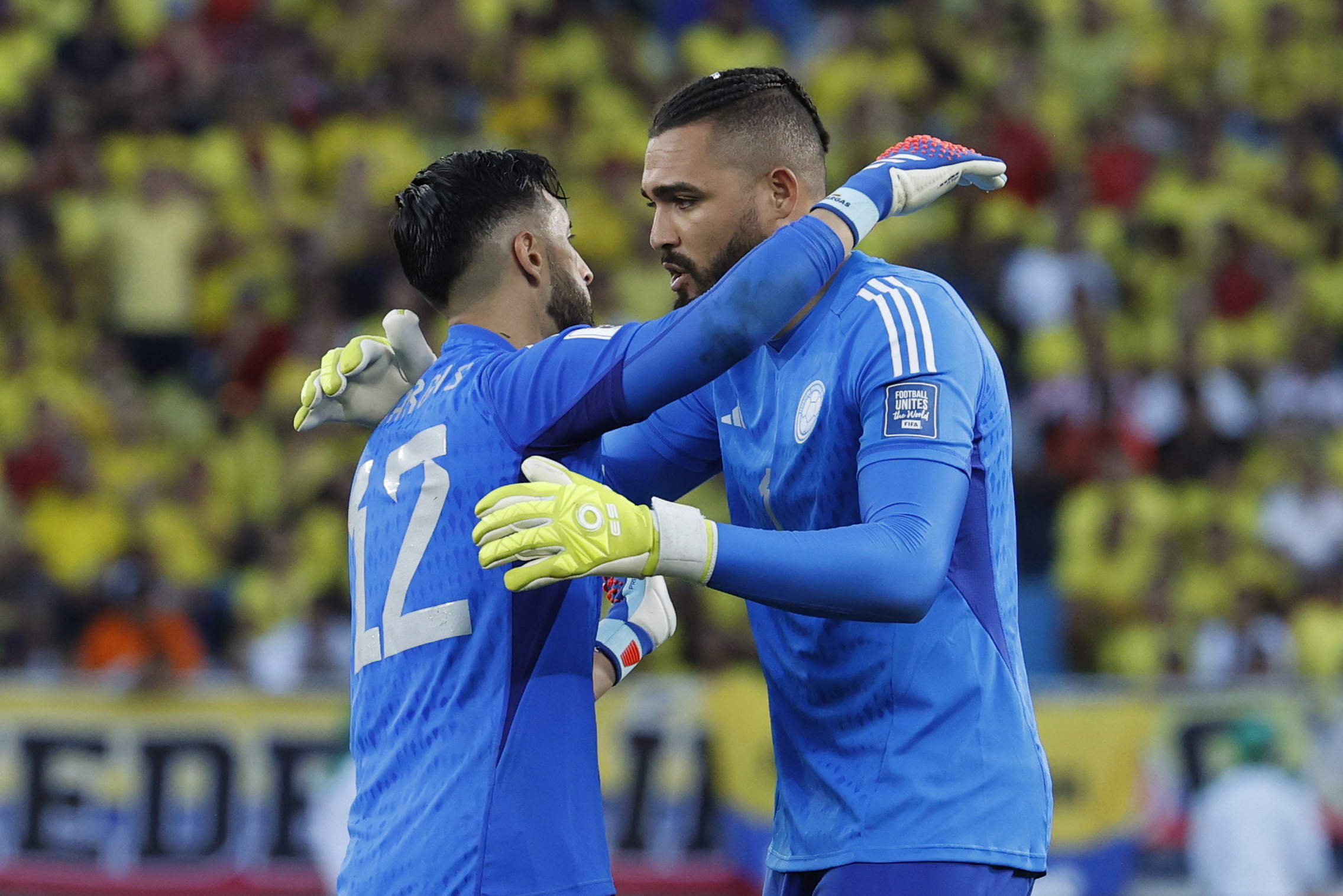 AMDEP400. BARRANQUILLA (COLOMBIA), 12/10/2023.- Camilo Vargas (i) portero de Colombia abraza a Álvaro Montero al salir expulsado hoy, en un partido de las Eliminatorias Sudamericanas para la Copa Mundial de Fútbol 2026 entre Colombia y Uruguay en el estadio Metropolitano en Barranquilla (Colombia). EFE/ Mauricio Dueñas Castañeda