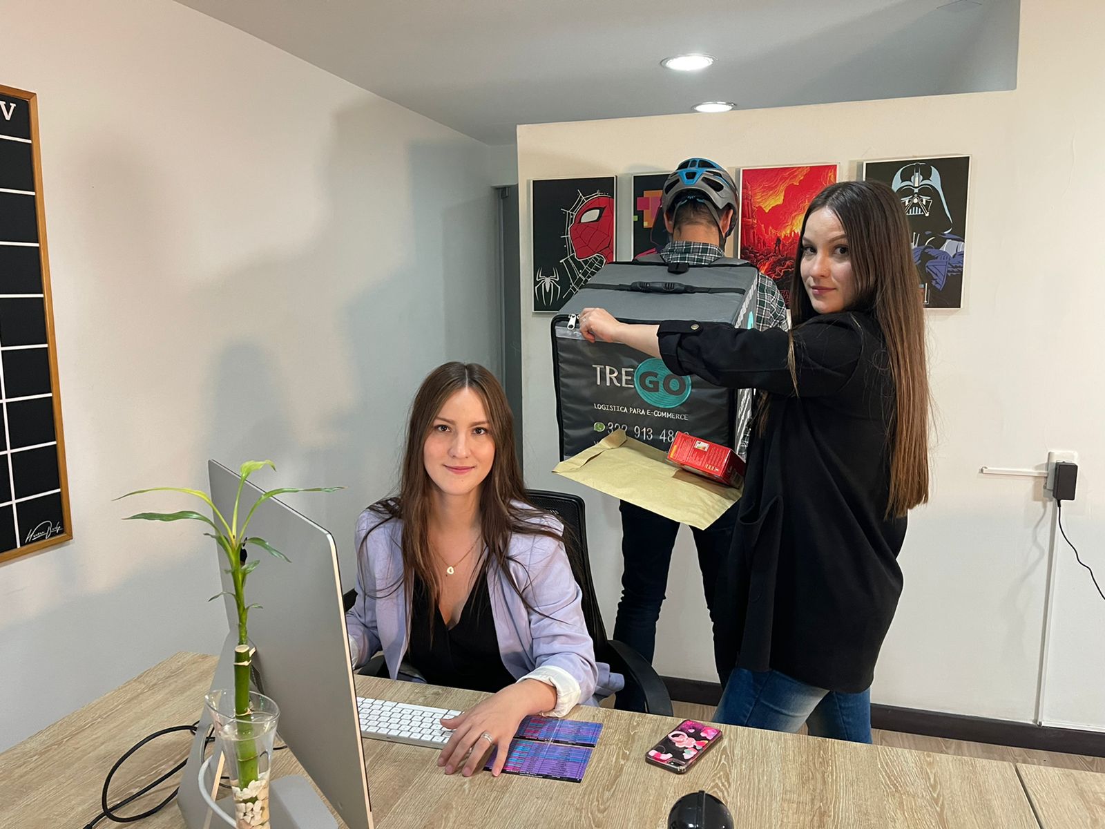 Ellas crearon una empresa de mensajería para pequeños emprendimientos