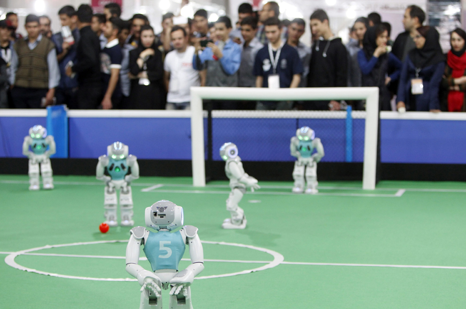 Robots futbolistas «entrenan» en Irán para enfrentarse a humanos en el futuro