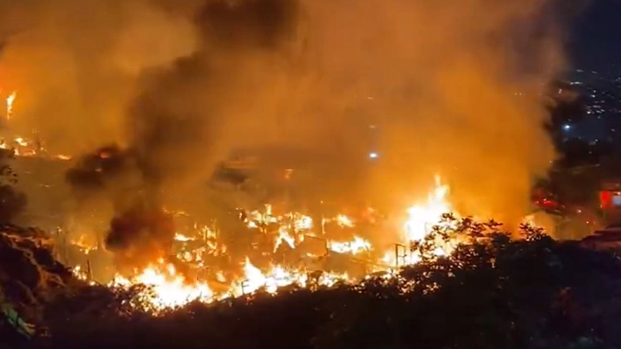 Incendio afectó al menos 70 viviendas en barrio ubicado en los cerros de Bogotá