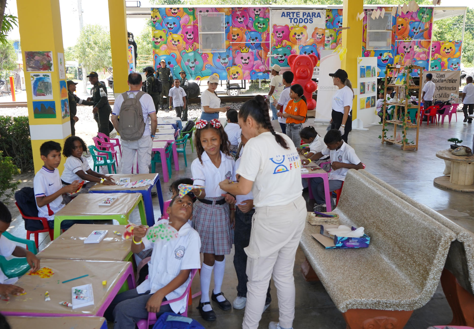 El Tren de la Cultura lleva arte a los niños de Aracataca, el pueblo de García Márquez