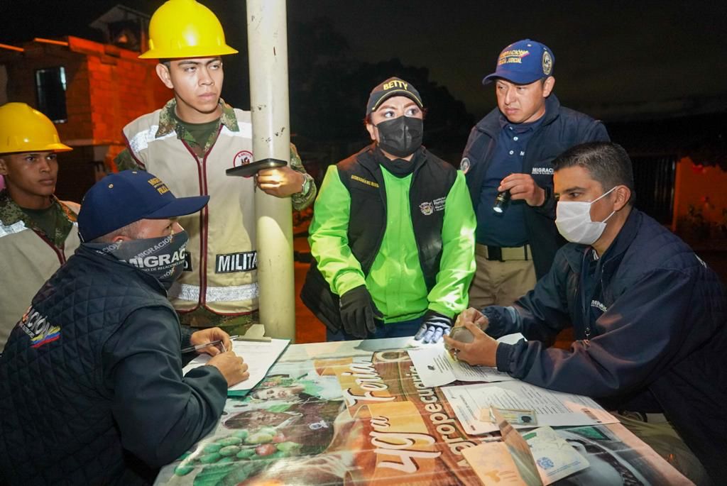 Empresas serían sancionadas por transportar venezolanos indocumentados
