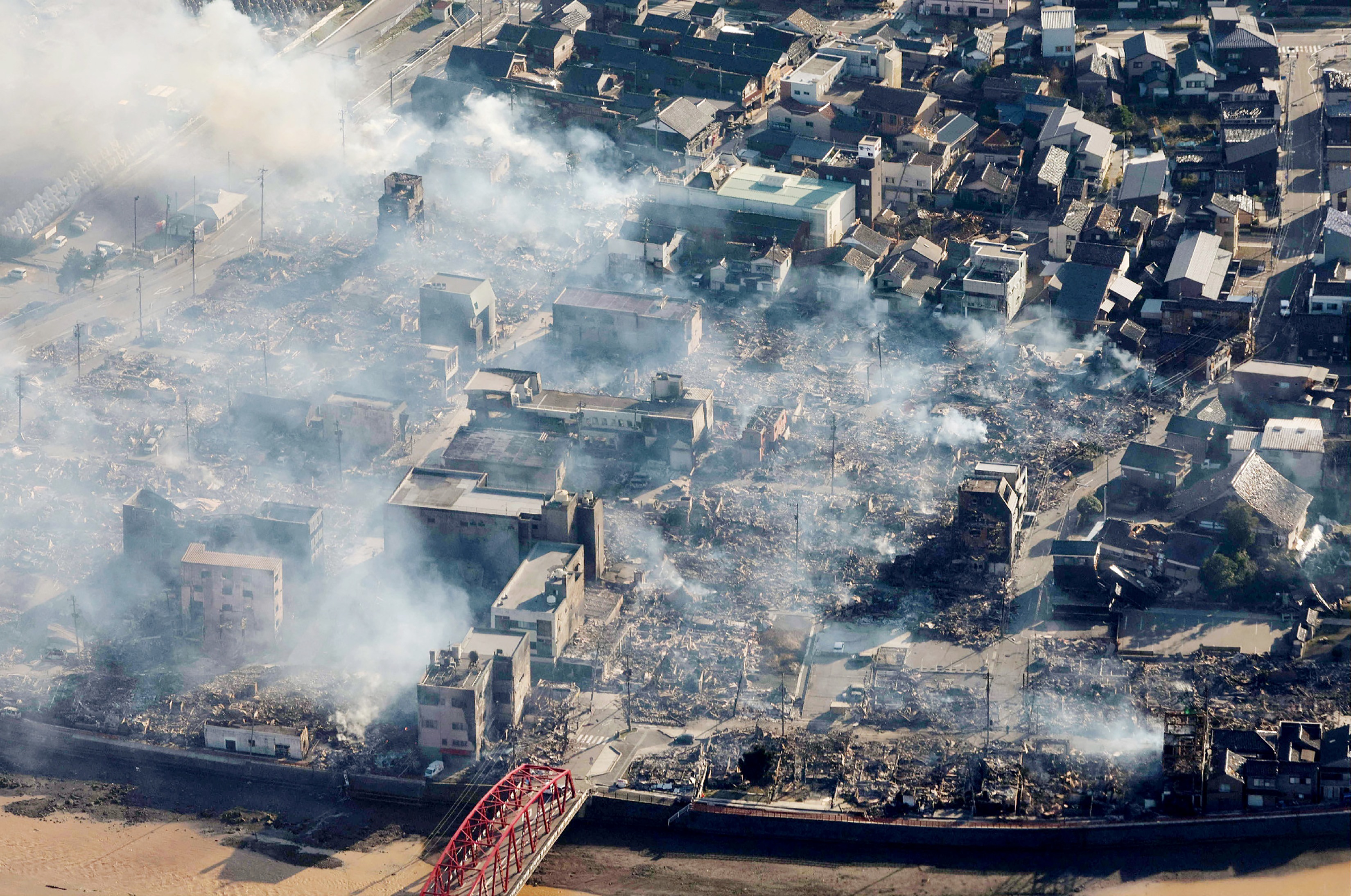 En total, unos 150 sismos sacudieron Japón entre el lunes por la tarde y el martes por la mañana. El más fuerte alcanzó una magnitud de 7,6, según a agencia meteorológica japonesa JMA.