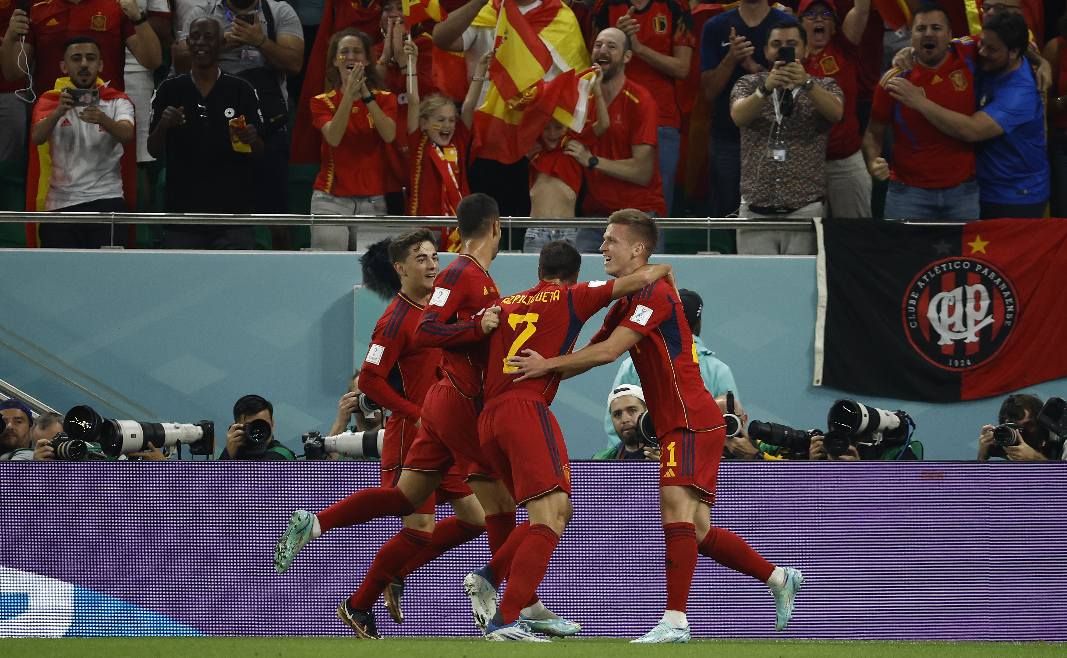 . DOHA (CATAR), 23/11/2022.- Jugadores de España celebran un gol hoy, en un partido de la fase de grupos del Mundial de Fútbol Qatar 2022 entre España y Costa Rica en el estadio Al Zumama en Doha (Catar). EFE/José Méndez