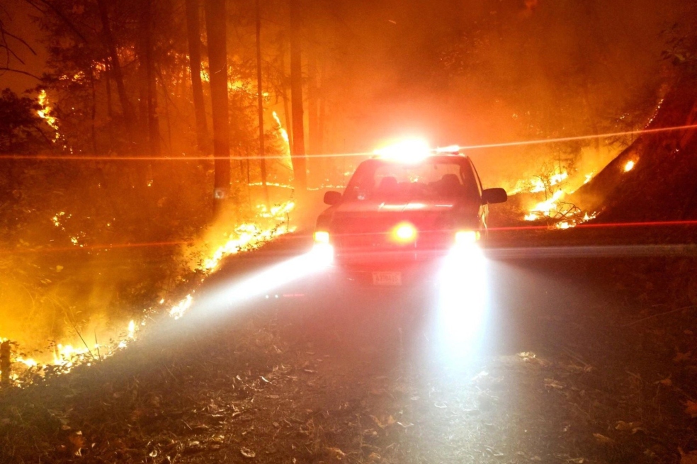 ¿Quiénes son los bomberos que salvan mansiones de famosos en los incendios de California?