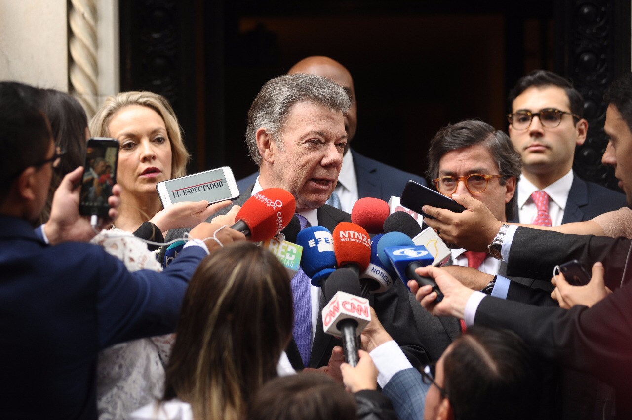 Santos acusa a Uribe de no creer en el cambio climático