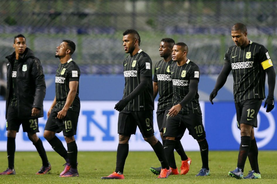 Nacional sale desanimado del terreno de juego tras perder con el Kashima. Foto: EFE