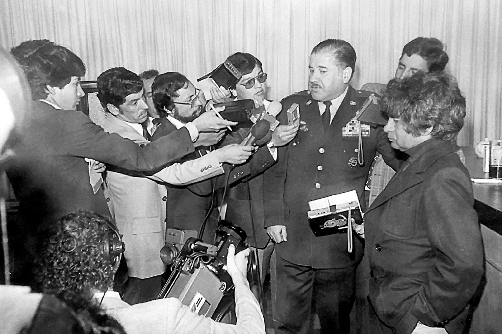 Rueda de prensa en que el general Hernando Díaz San Miguel, director de la Brigada de Institutos Militares, informó de los supuestos culpables el asesinato de Gloria Lara.