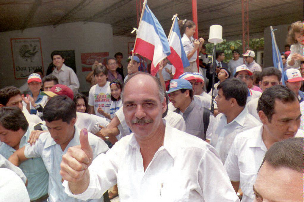 Juez ordena detener a expresidente de El Salvador por asesinato a jesuitas