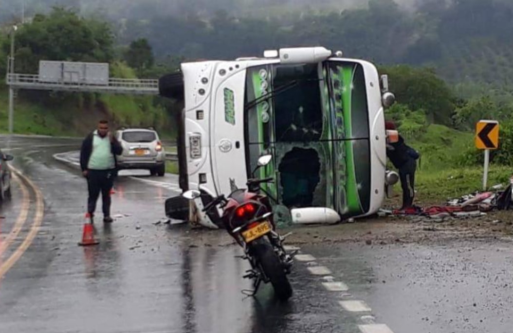 Dos muertos y 16 heridos dejó un accidente en la vía Flandes-Gualanday, en Tolima