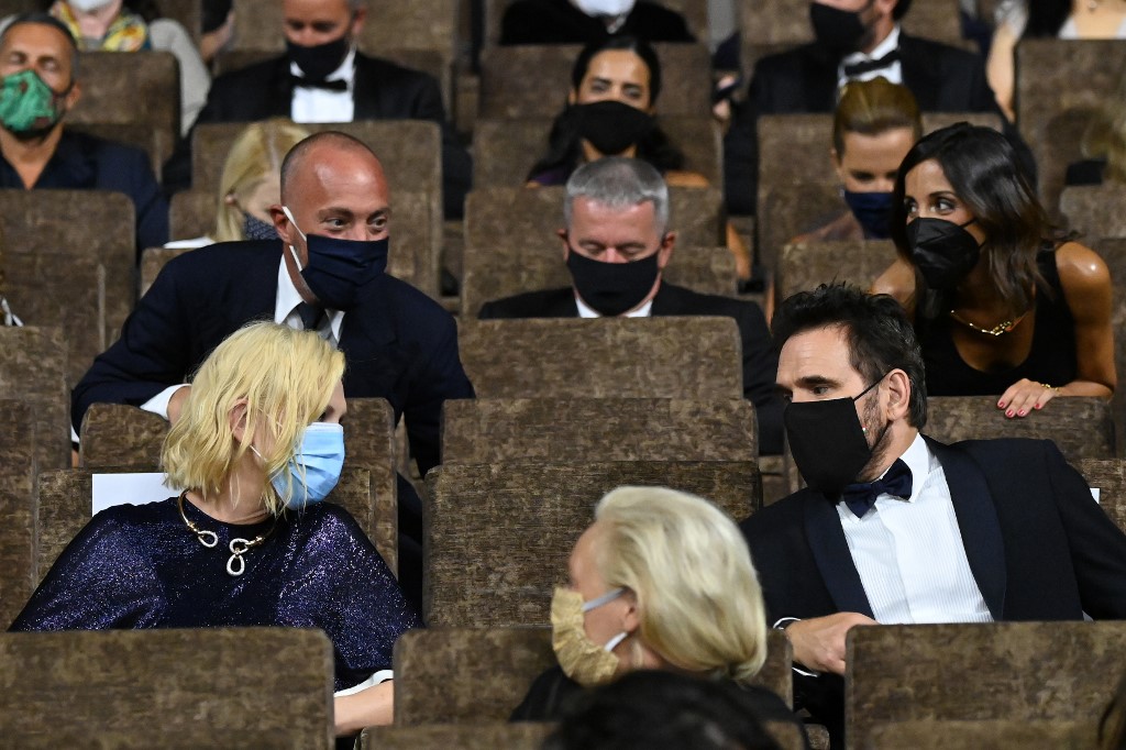 El Palacio del Cine del Lido veneciano acogió el miércoles la gala de inauguración de la 77 edición del Festival, que transcurre envuelto en potentes medidas de seguridad para evitar eventuales contagios de coronavirus.