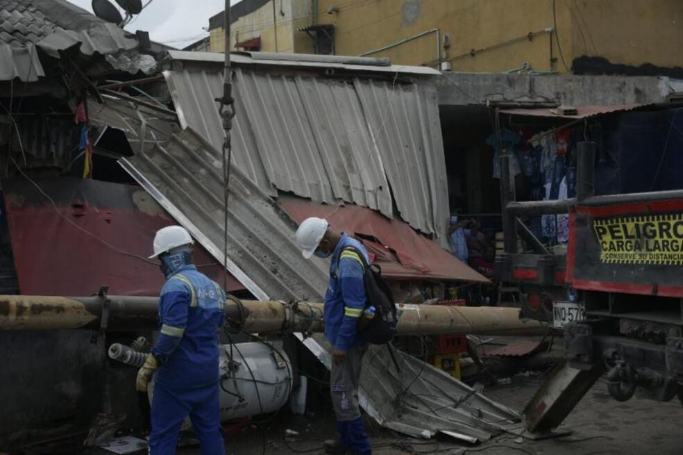 Reportan nueva caída de poste en el centro de Barranquilla