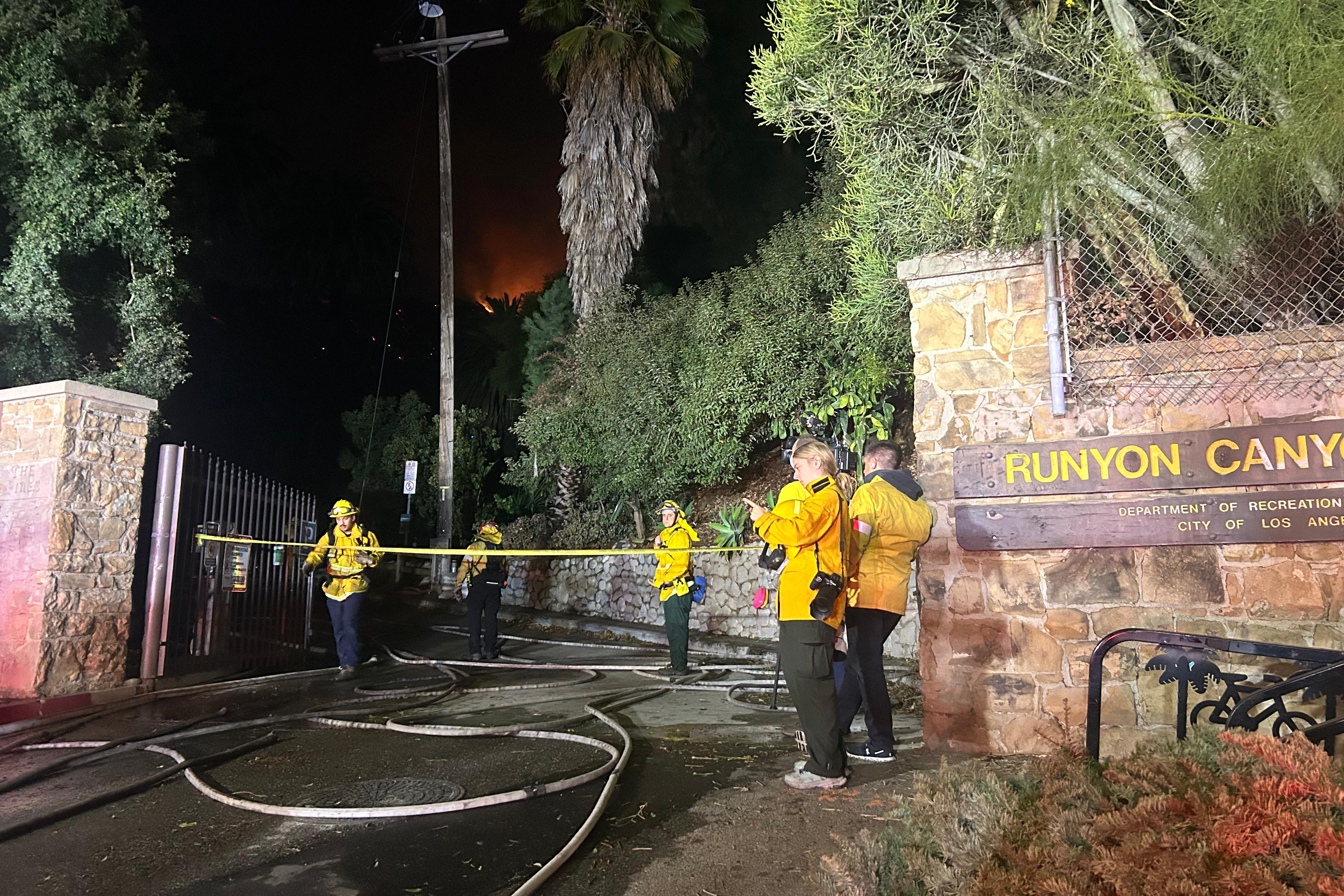 AME9669. LOS ÁNGELES (ESTADOS UNIDOS), 08/01/2025.- Integrantes del cuerpo de bomberos trabajan para controlar un incendio en un sector de Hollywood Hills este miércoles, en Los Ángeles (Estados Unidos) Equipos del Departamento de Bomberos de Los Ángeles (LAFD) responden a un nuevo incendio forestal en Hollywood Hills que avanza rápidamente y amenaza la zona residencial cercana al Paseo de la Fama de Hollywood, cuando las autoridades combaten otros cinco incendios en el condado. EFE/ Mikaela Viqueira