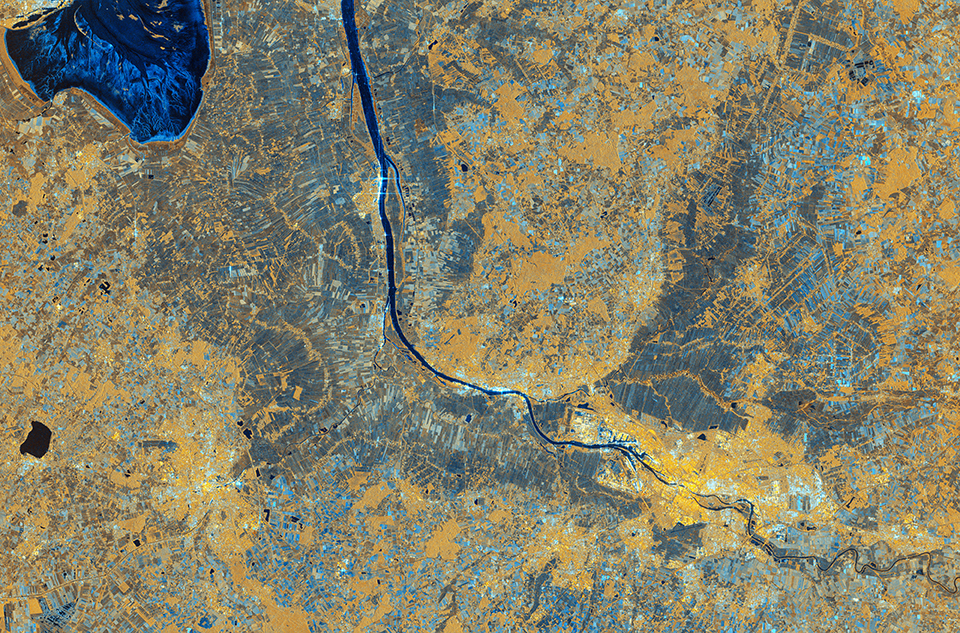 Esta imagen de radar en falso color fue captada por la misión Sentinel-1D de Copernicus el 7 de noviembre de 2025 sobre la ciudad de Bremen y sus alrededores. Las diferentes polarizaciones de radar adquiridas por el satélite se asignaron a los canales rojo, verde y azul. /Agencia Espacial Europea.