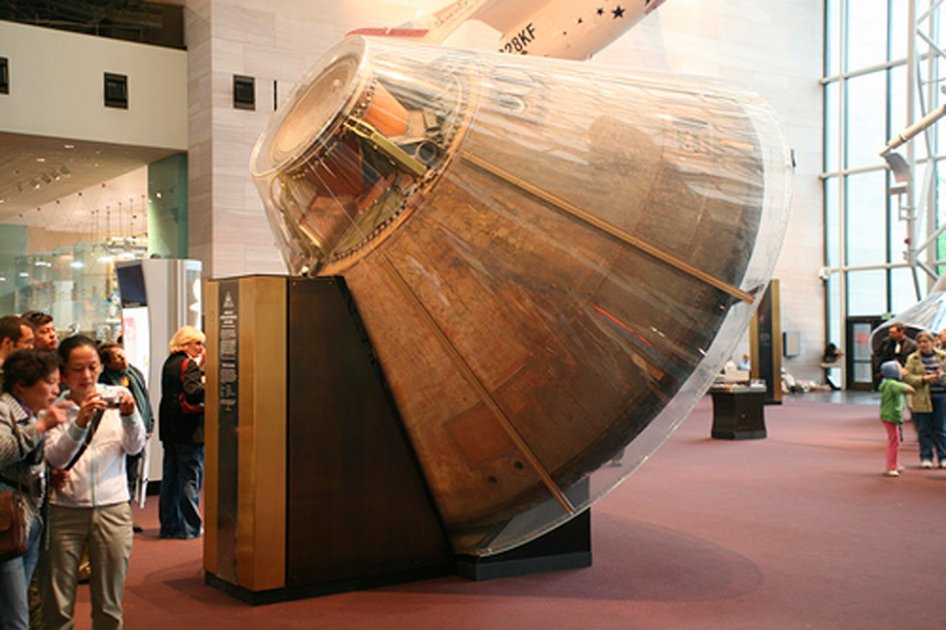 Tras muerte de Neil Armstrong, el Apolo 11 es la sensación en museo de Washington