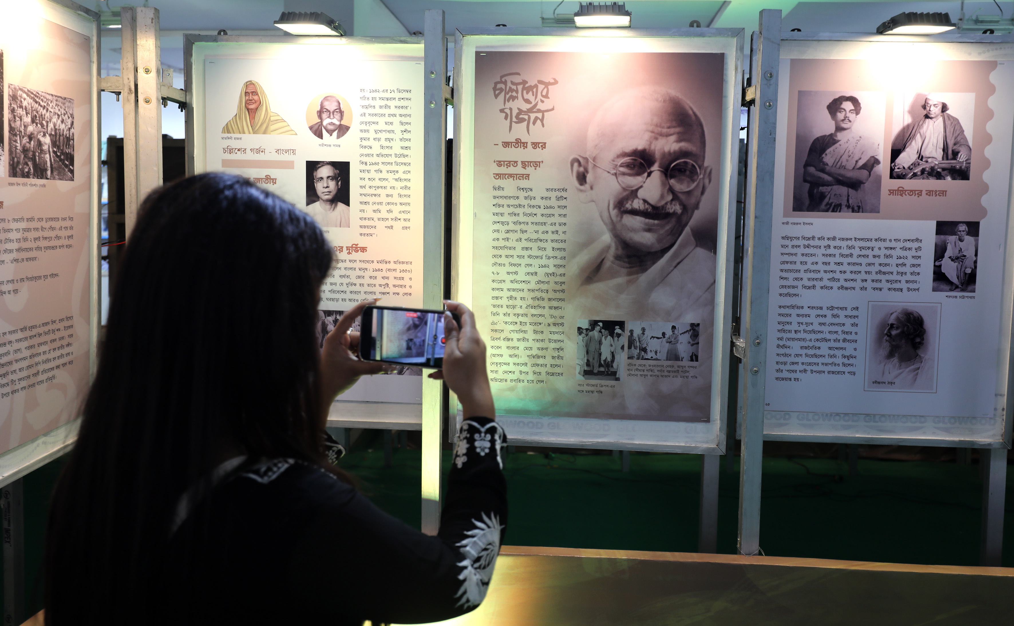 Kolkata (India), 30/01/2023.- A woman photographs content of a book about Gandhi exhibited at a book booth on his 75th Death Anniversary, at Kolkata International Book Fair, Kolkata, India, 30 January 2023. Martyr's Day is observed annually on 30 January in India to commemorate the death of the father of the nation, Mahatma Gandhi, who was assassinated by Nathuram Vinayak Godse on 30 January 1948. The day is observed as a day of peace and non-violence. EFE/EPA/PIYAL ADHIKARY
