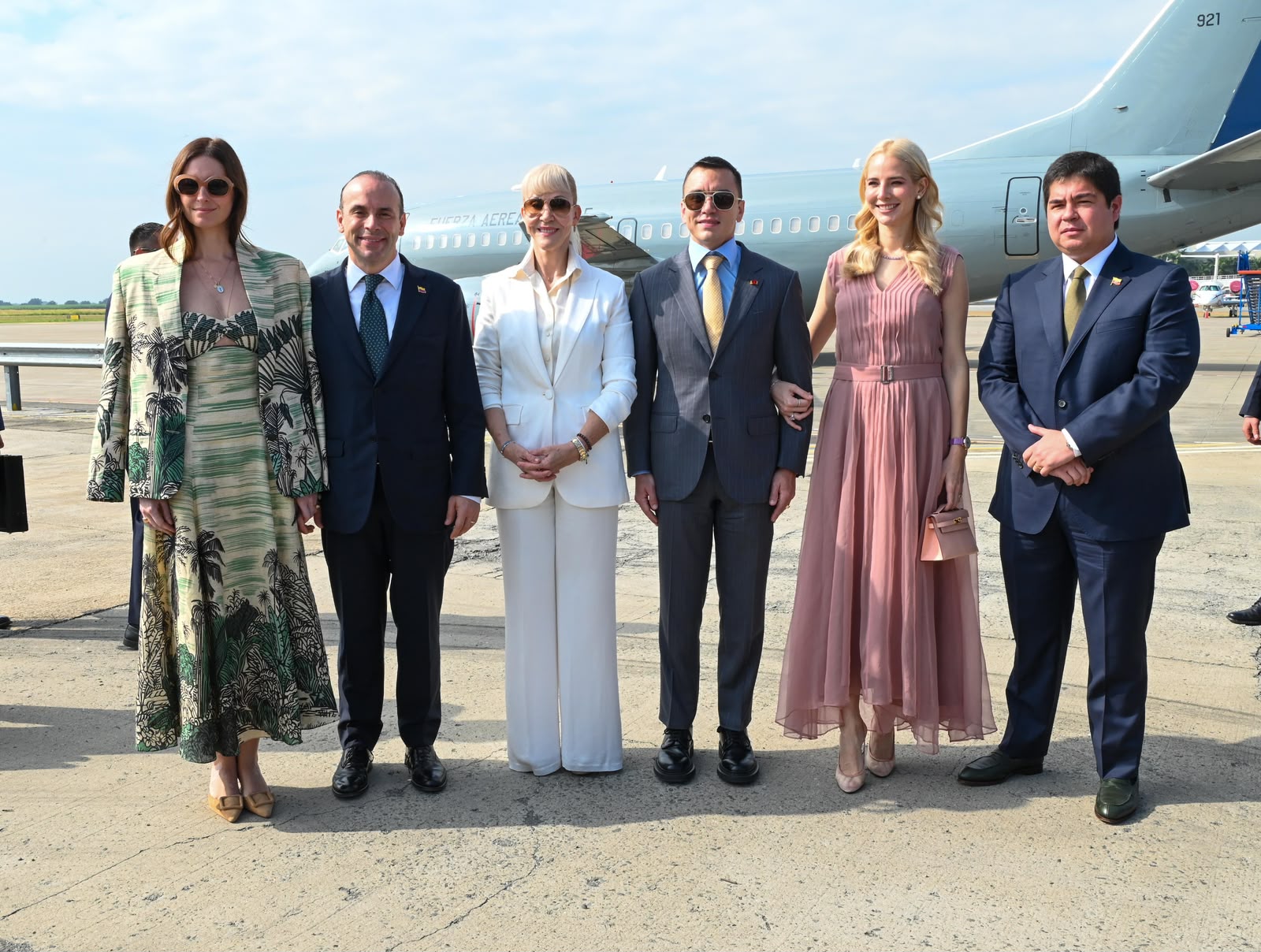 AME6779. CALI (COLOMBIA), 07/08/2026.- Fotografía cedida por la Alcaldía de Cali que muestra al presidente de Ecuador, Daniel Noboa (c-d), posando junto a su esposa, Lavina Valbonesi (2-d), la gobernadora del Valle del Cauca, Dilian Francisca Toro (c-i), el alcalde de Cali, Alejandro Eder (2-i), y su esposa Taliana Vargas (i), a su llegada para asistir a la investidura del presidente electo de Colombia, Abelardo de la Espriella, este viernes, en Cali (Colombia). EFE/ Alcaldía de Cali /SOLO USO EDITORIAL SOLO DISPONIBLE PARA ILUSTRAR LA NOTICIA QUE ACOMPAÑA (CRÉDITO OBLIGATORIO)