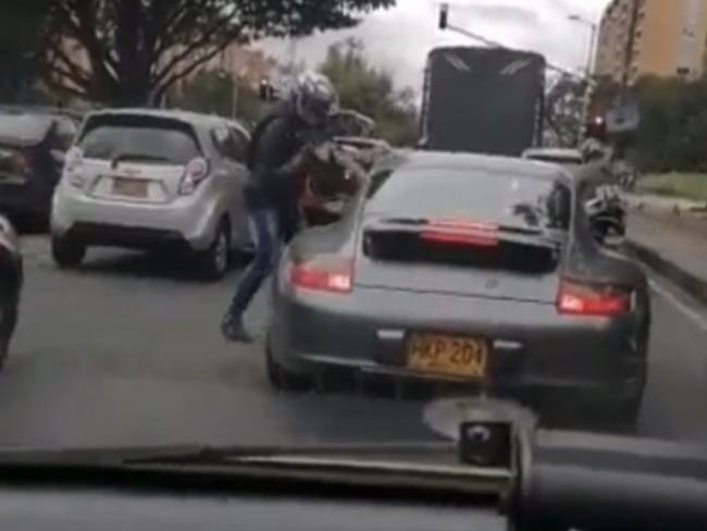 Video: violento atraco con pistola a lujoso carro en barrio Niza de Bogotá