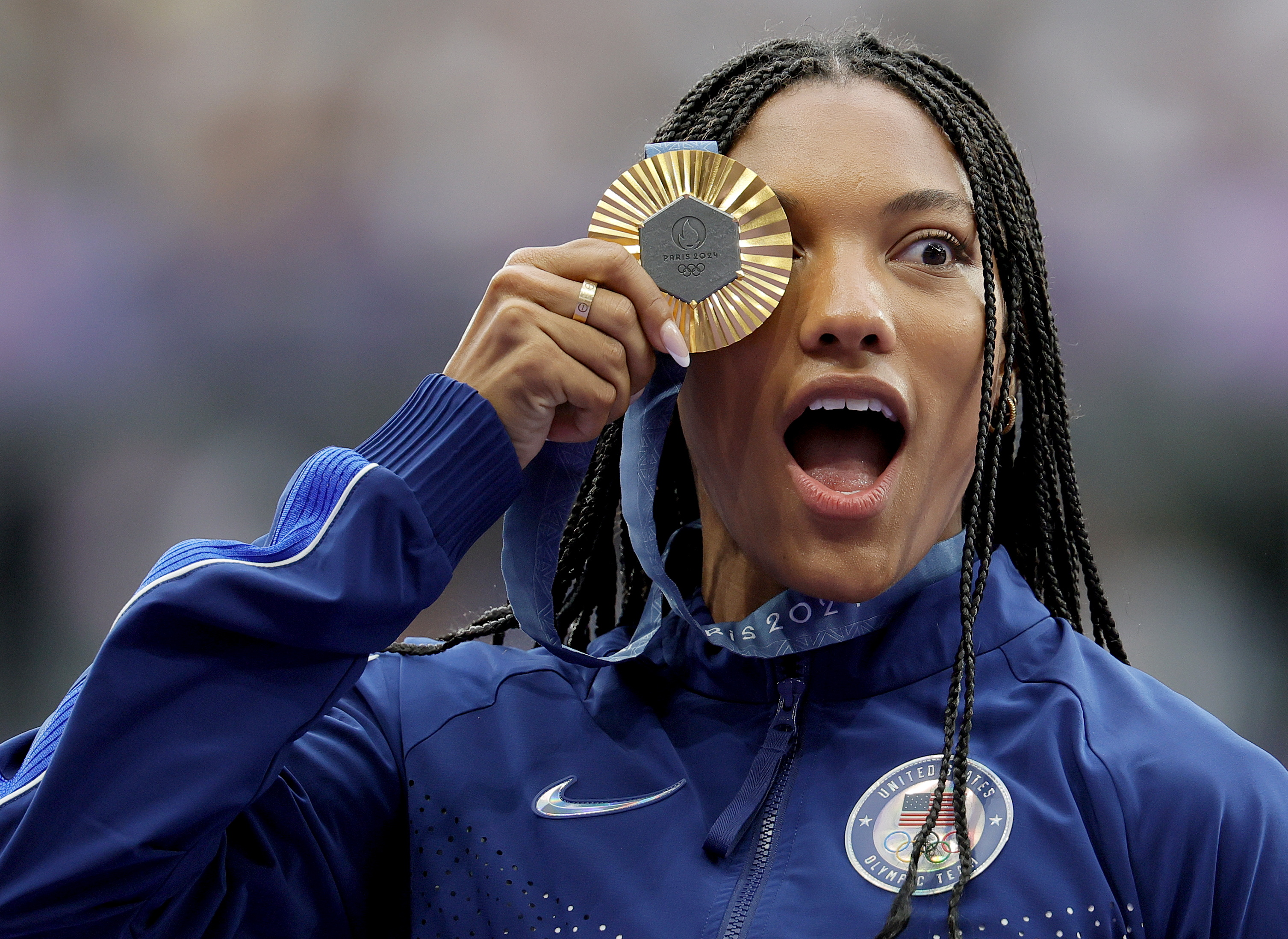 -FOTODELDÍA- Saint-denis (France), 09/08/2024.- La estadounidense Tara Davis-Woodhall con la medalla de oro conseguida en Salto de Longitud en la competición de Atletismo de los Juegos Olímpicos Paris 2024 en el estadio Stade de France en Saint Denis, Francia.- EFE/RONALD WITTEK