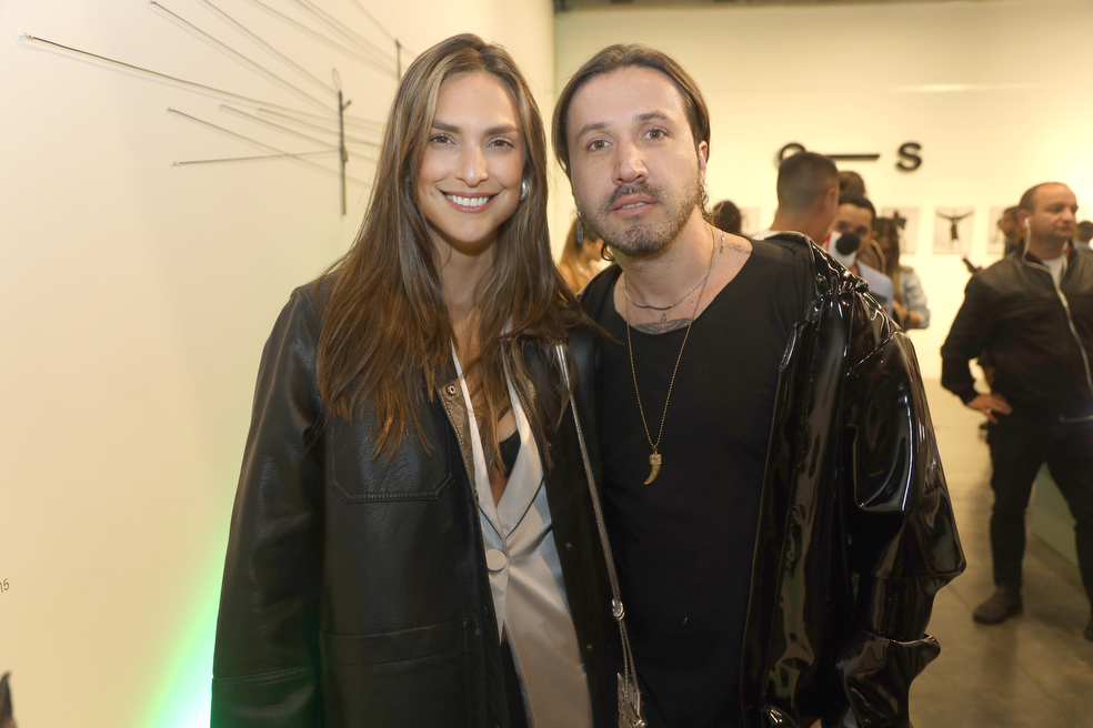 Open studios, Open for business
Trás una década de trabajo en la industria, Andrés Espinosa, uno de los mejores fotógrafos de moda a nivel latam y Álvaro Rodríguez, empresario destacado y su socio, buscan expandir su portafolio de servicios en todas las ramas de la creación de contenido fotográfico y audiovisual a sus clientes a través de Open Studios.
Con motivo de su lanzamiento, Open Studios enlista 10 de las mujeres más emblemáticas de Colombia y las re-introduce a través de los ojos, creatividad y manos de sus talentos mediante una exhibición de retratos en la nueva sede de la galería LGM en el corazón del Bogotá art district, un aliado que se suma a la causa con más de 25 años representando artistas modernos y contemporáneos.