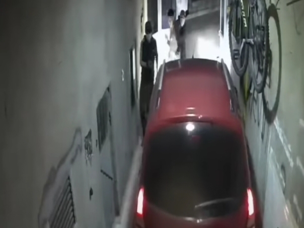 Video: mientras parqueaba en su casa, ladrones con pistolas le robaron el carro