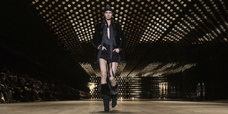Estampados, encajes y cuero colmaron la sensual pasarela de Yves Saint Laurent en París