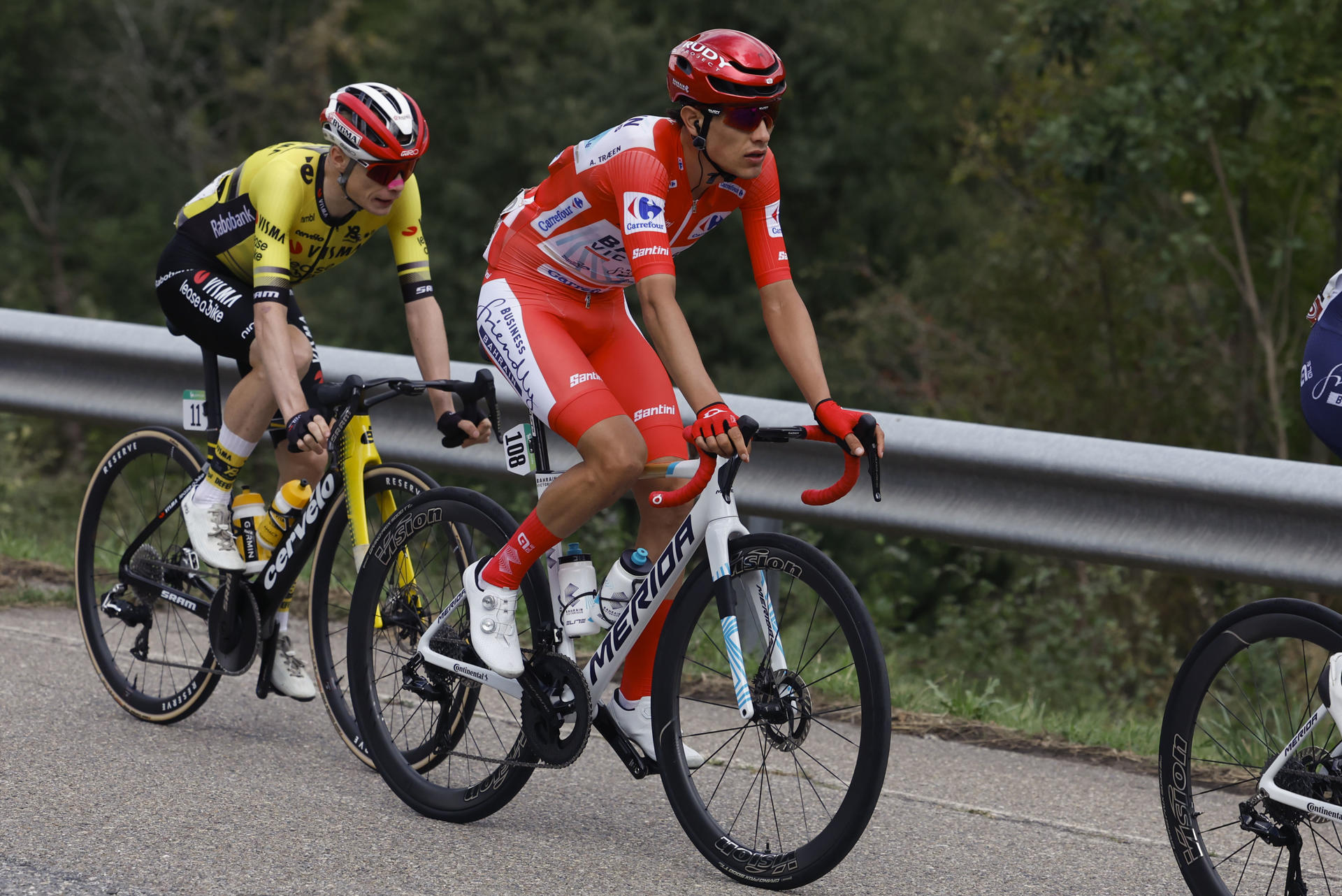 ANDORRA LA VELLA, 29/08/2025.- el líder durante la séptima etapa de la Vuelta Ciclista a España que vive este viernes su segunda jornada montañosa con salida en Andorra La Vella y llegada en Cerler (Huesca) tras 187 kilómetros de recorrido. EFE/Javier Lizón
