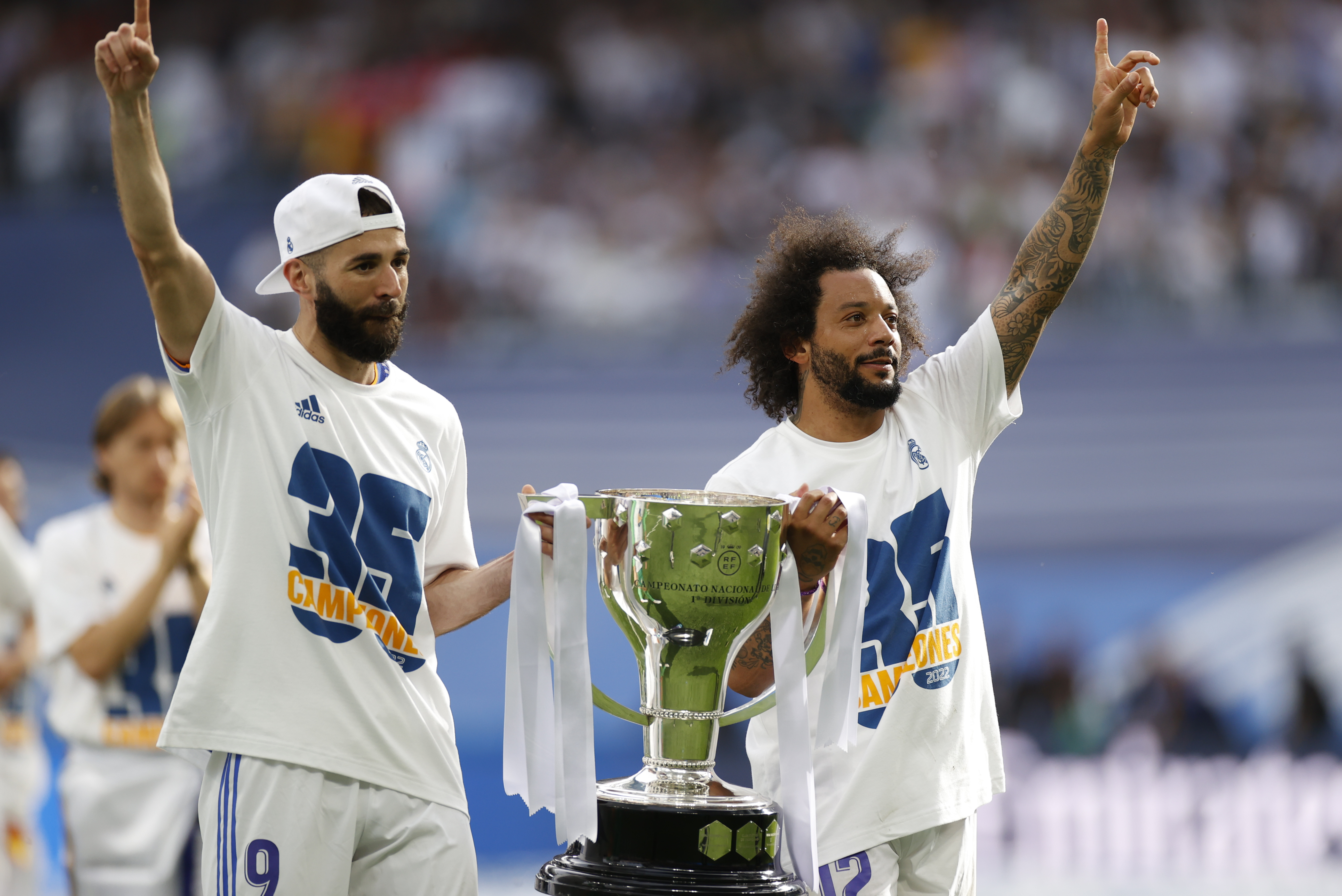 MADRID, 30/04/2022.- Los jugadores del Real Madrid Karim Benzemá (i) y Marcelo Vieira celebran el título de Liga, al término del partido de Liga en Primera División ante el RCD Espanyol que han disputado este sábado en el estadio Santiago Bernabéu, en Madrid. EFE/Mariscal
