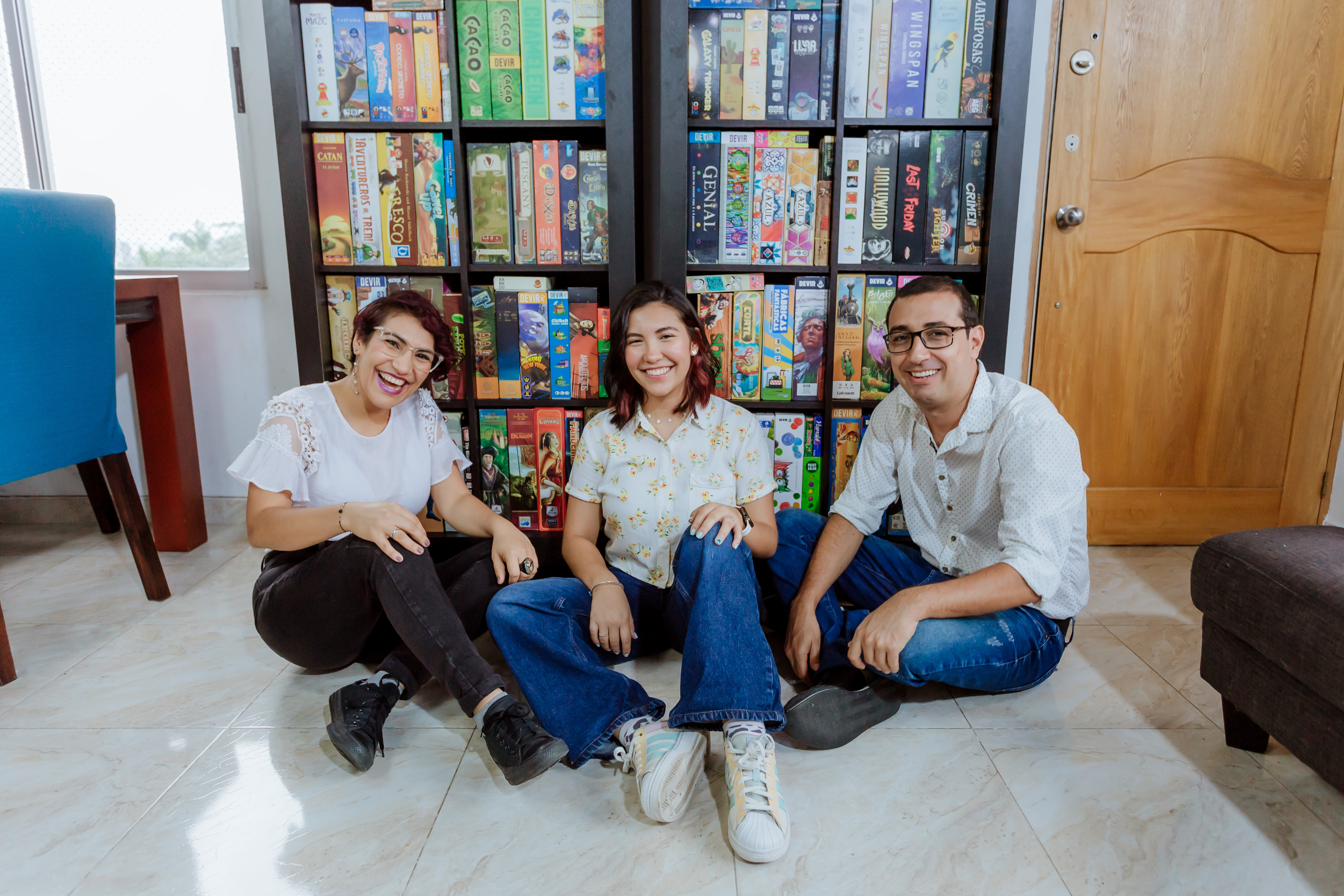 La familia que crea experiencias divertidas y pedagógicas con juegos de mesa