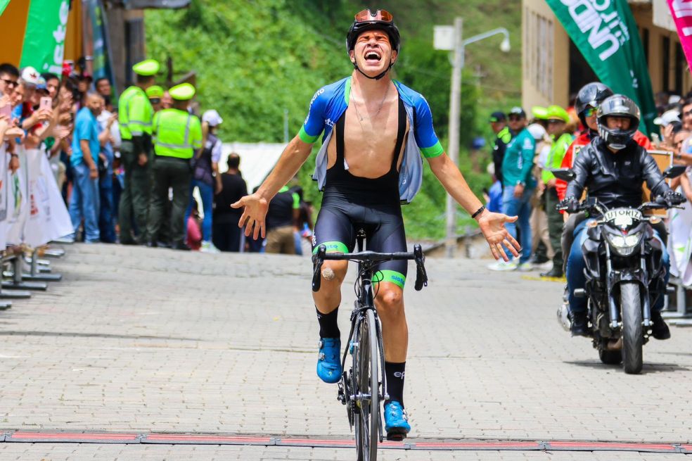 Bernardo Bermeo, ganador de la cuarta y última etapa de la Vuelta a Antioquia juvenil 2023.
