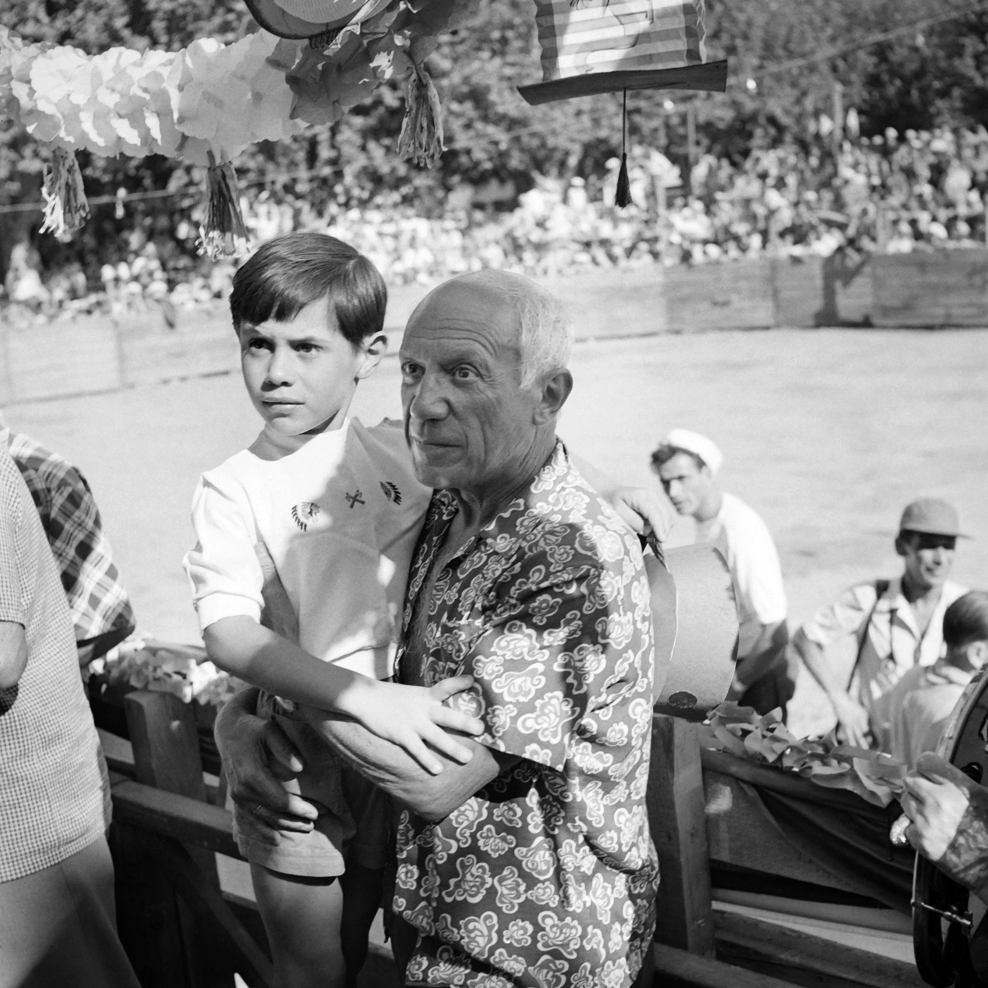 Esta fotografía tomada el 2 de agosto de 1954 en Vallauris muestra al pintor español Pablo Picasso (derecha) y su hijo Claude (izquierda) durante una corrida de toros.