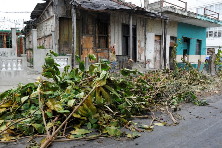 Huracán Matthew comienza a hacerse sentir con fuerza en Cuba