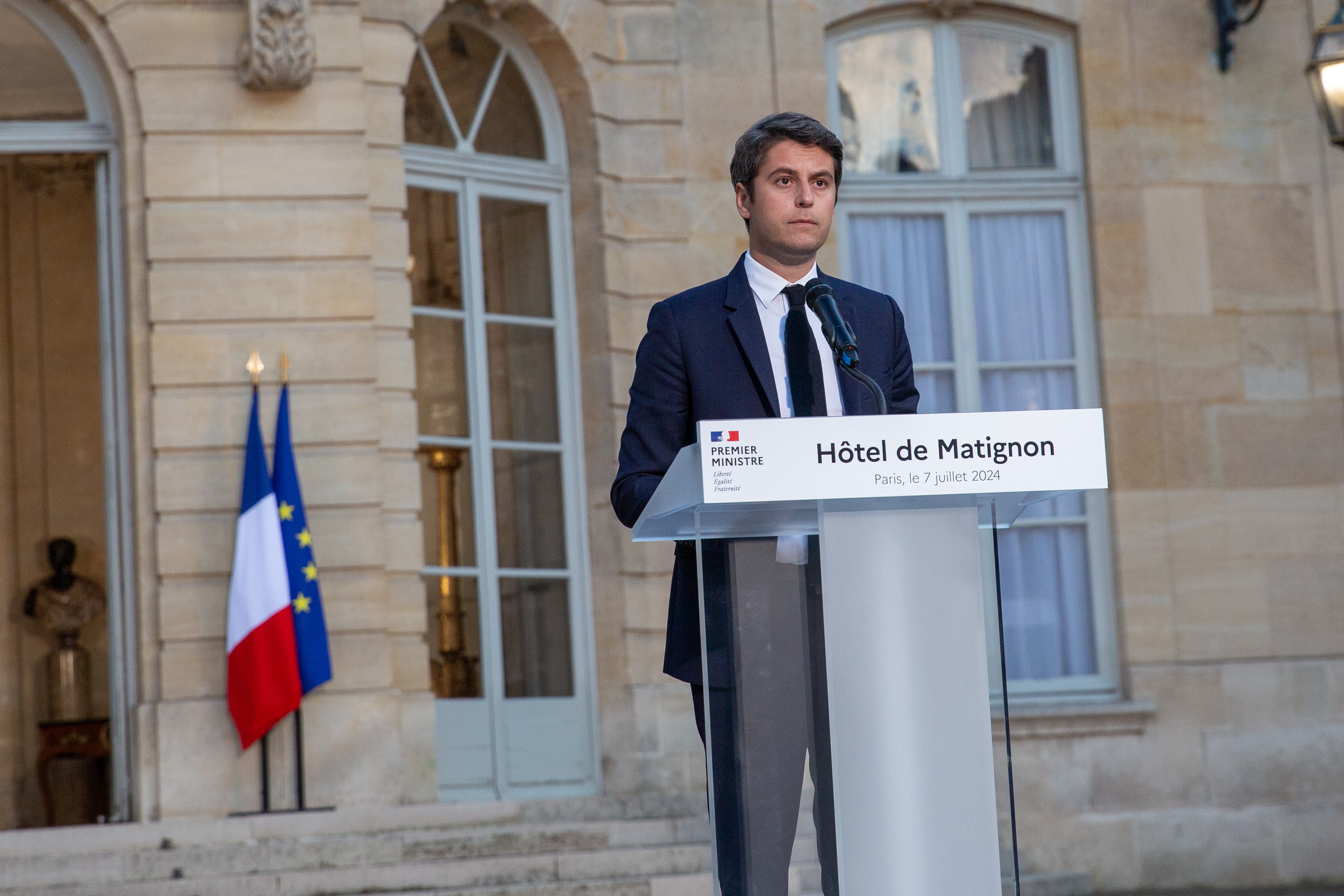 Attal renuncia y Macron espera a que se decante la asamblea para tomar decisiones
